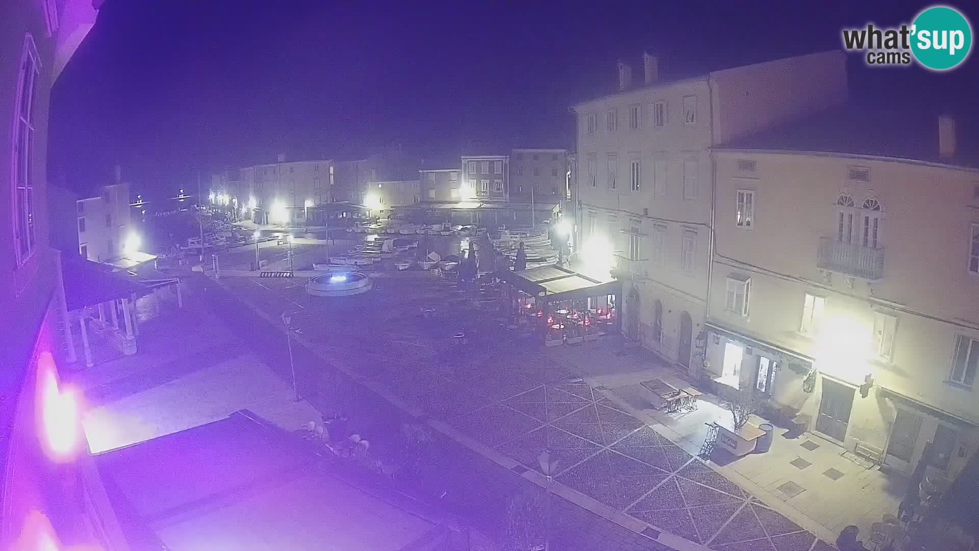 V ŽIVO spletna kamera Cres mesto – glavni trg in “mandrač” – otok Cres – Hrvaška