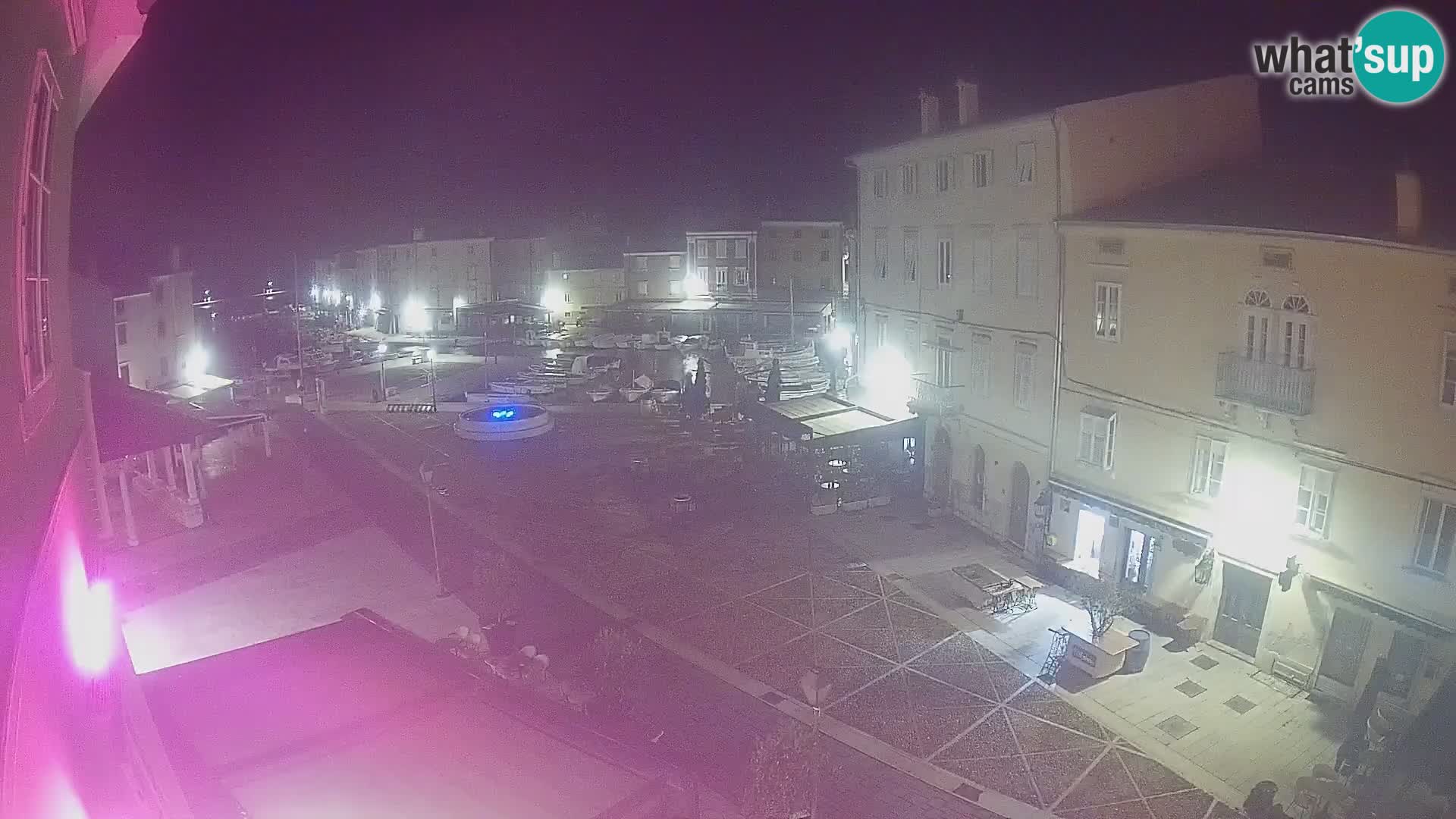 V ŽIVO spletna kamera Cres mesto – glavni trg in “mandrač” – otok Cres – Hrvaška