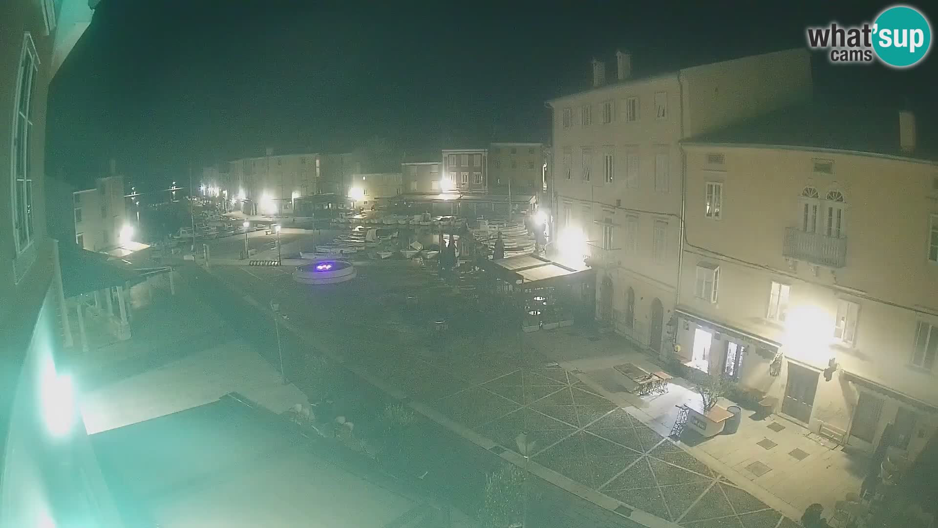 V ŽIVO spletna kamera Cres mesto – glavni trg in “mandrač” – otok Cres – Hrvaška