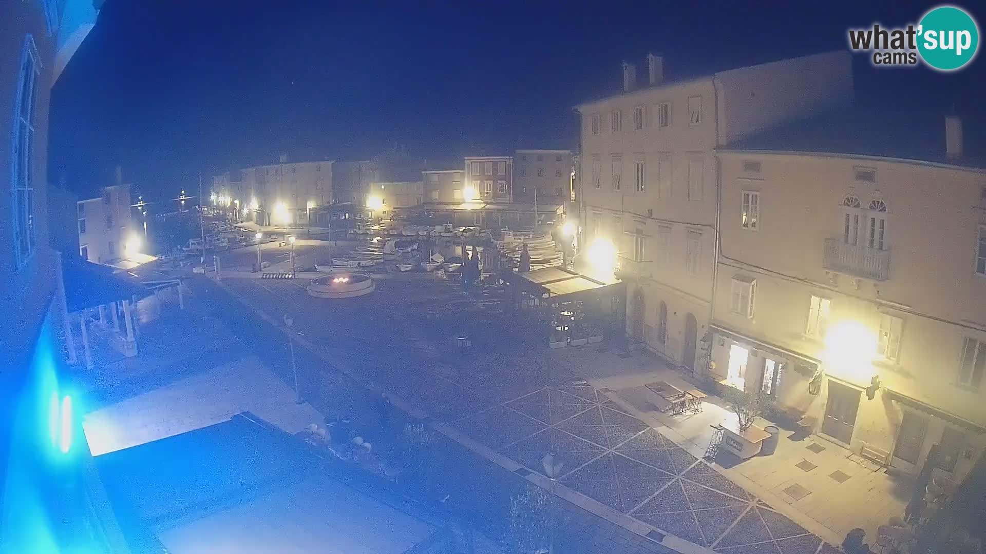 V ŽIVO spletna kamera Cres mesto – glavni trg in “mandrač” – otok Cres – Hrvaška