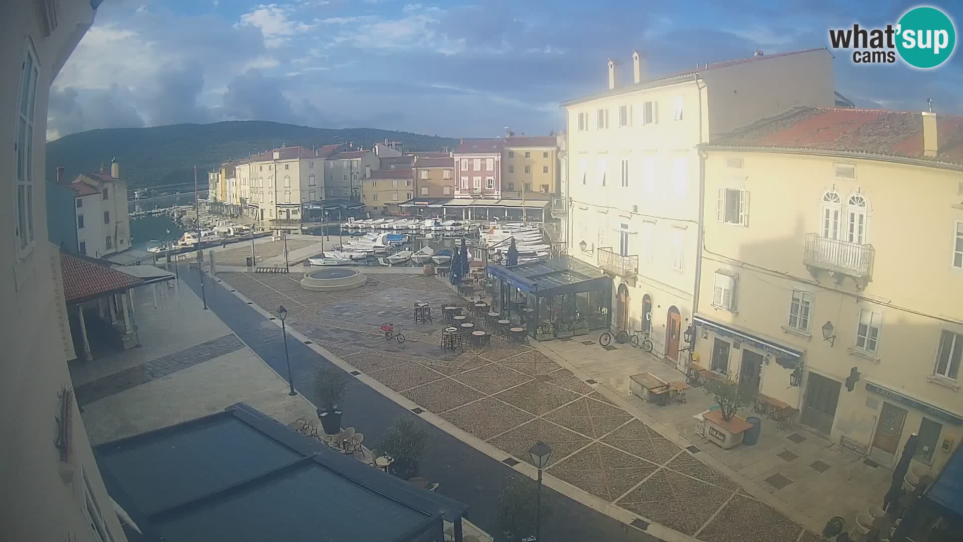 LIVE cam Cres city – place principale et “mandrač” – île de Cres – Croatie
