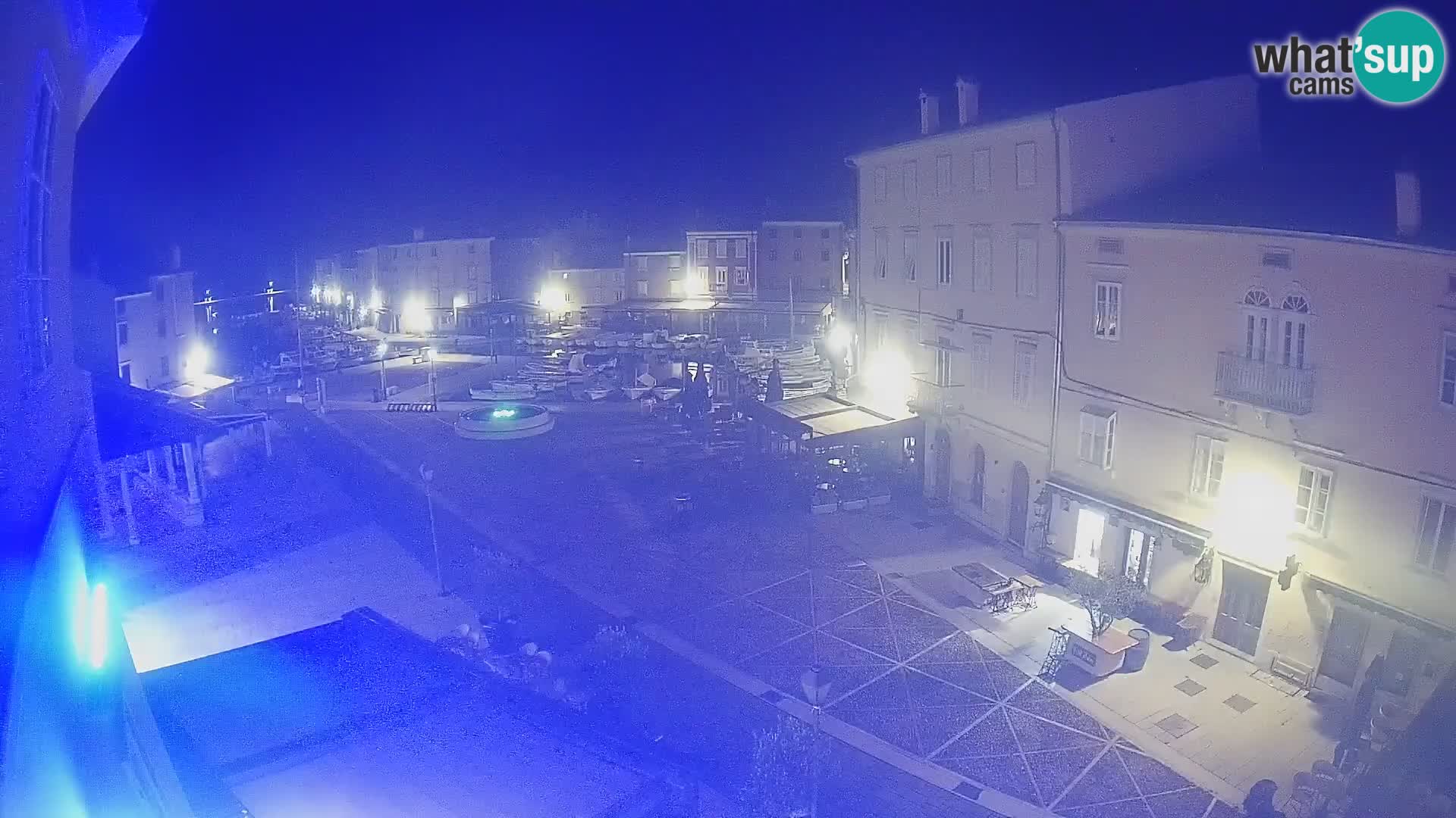 V ŽIVO spletna kamera Cres mesto – glavni trg in “mandrač” – otok Cres – Hrvaška