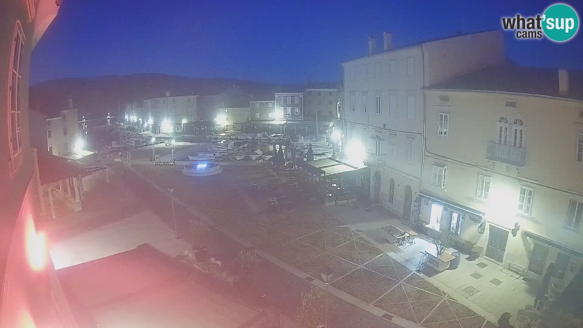 LIVE cam Cres city – place principale et “mandrač” – île de Cres – Croatie