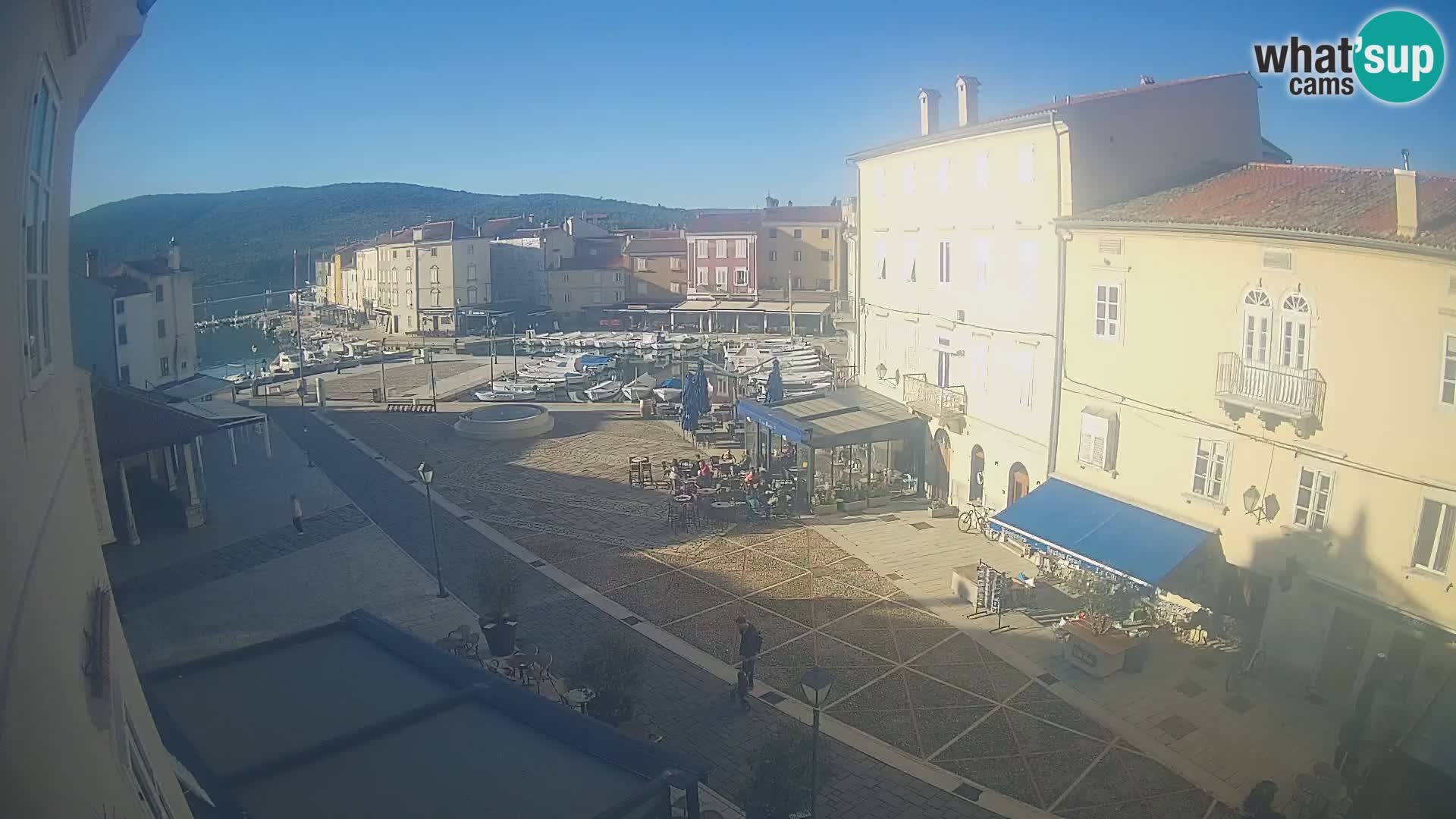 LIVE cam Cres city – place principale et “mandrač” – île de Cres – Croatie