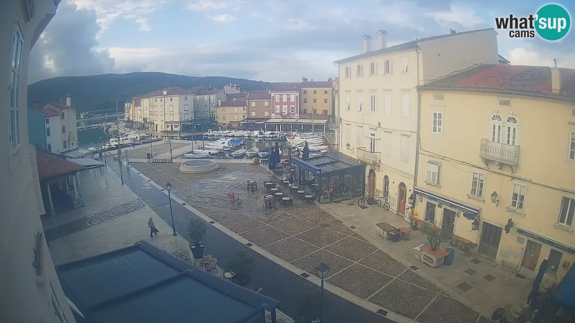 Web kamera Grad Cres – glavni trg i “mandrač” – otok Cres
