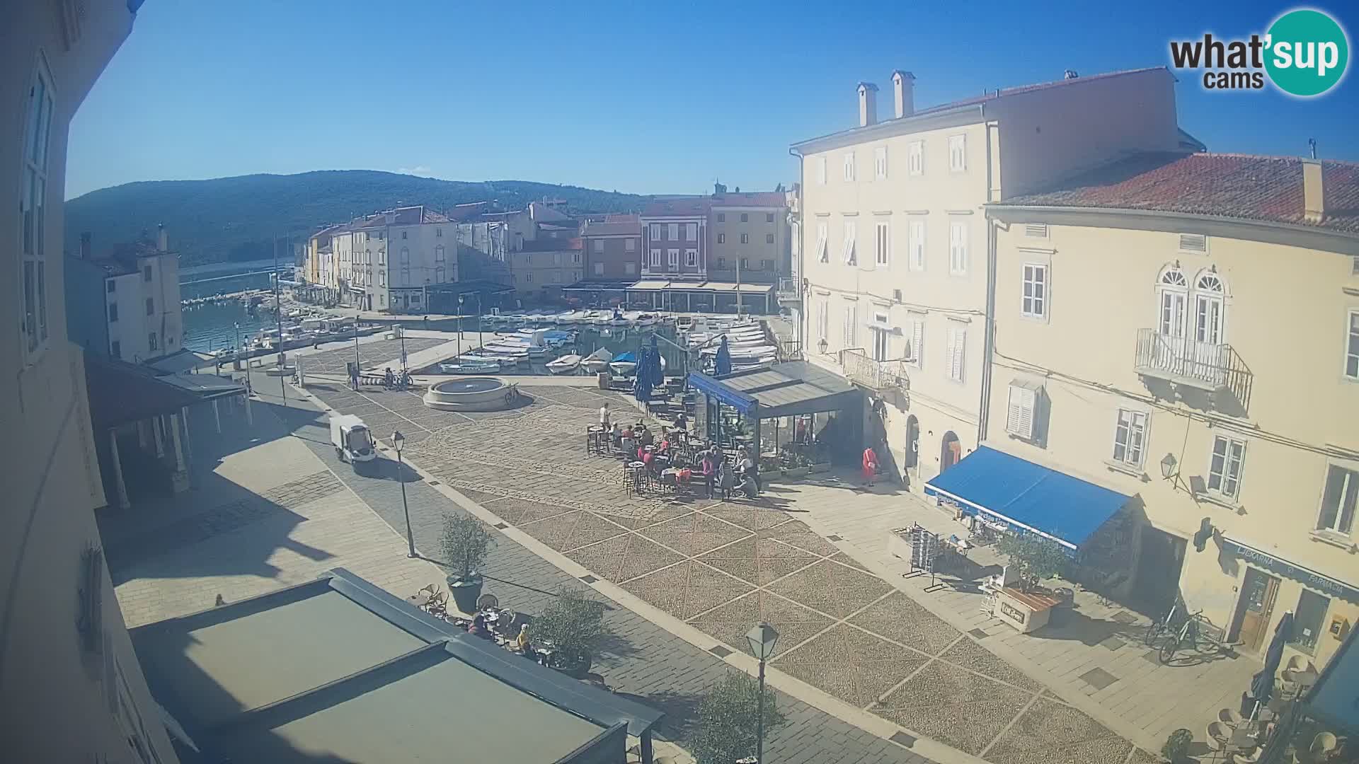 Cámara en vivo ciudad de Cres – plaza principal y “mandrač” – isla de Cres – Croacia