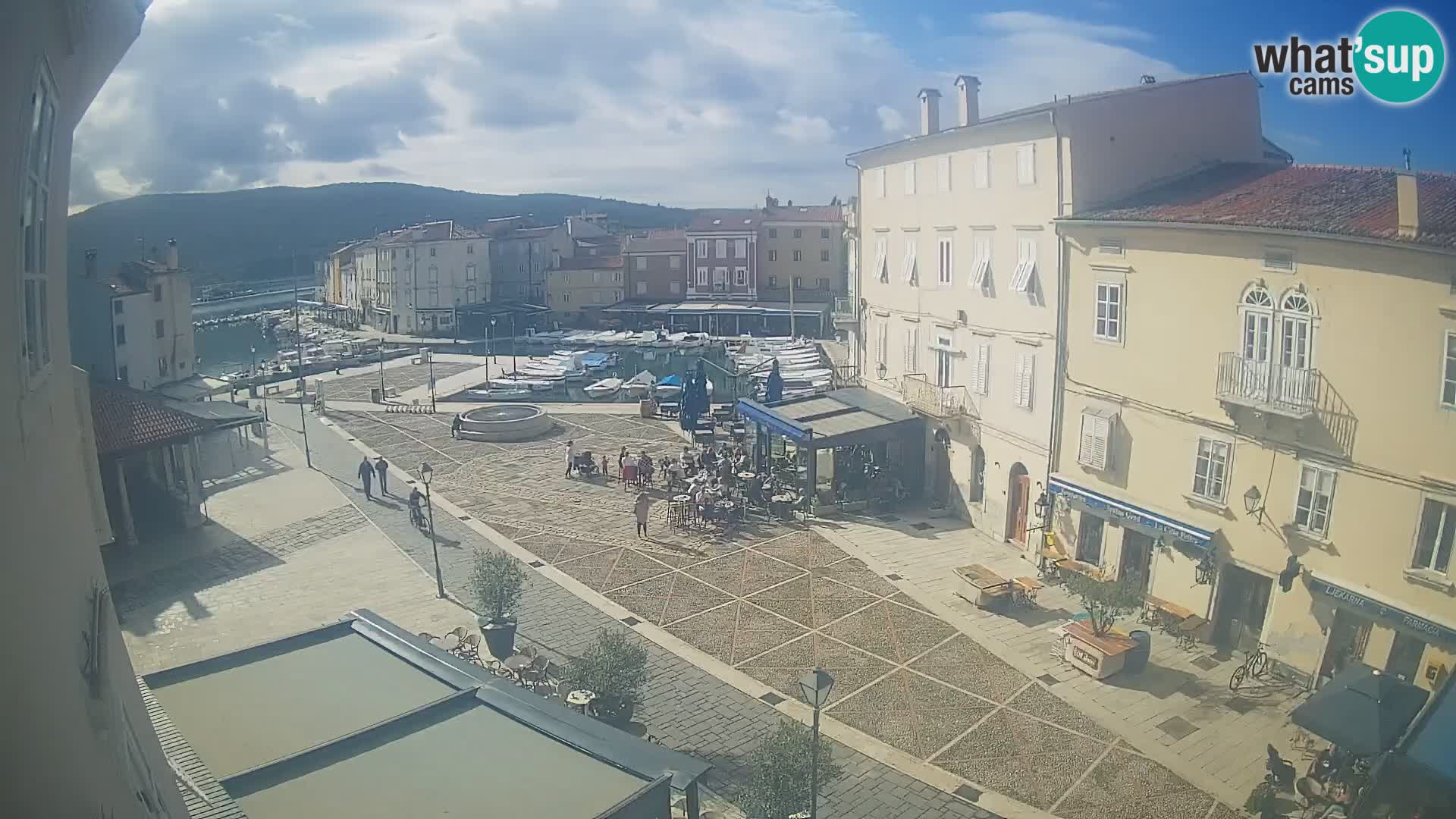 LIVE cam Cres city – place principale et “mandrač” – île de Cres – Croatie