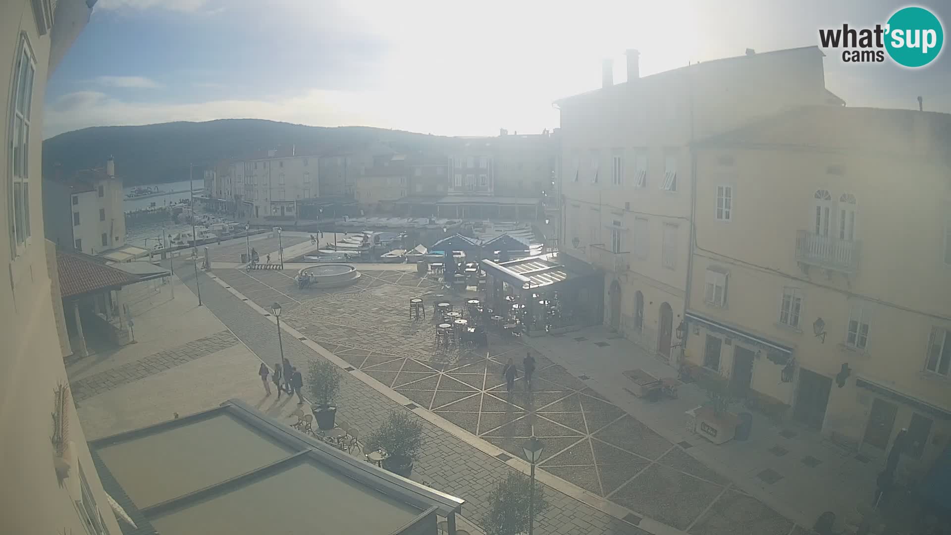 Cámara en vivo ciudad de Cres – plaza principal y “mandrač” – isla de Cres – Croacia