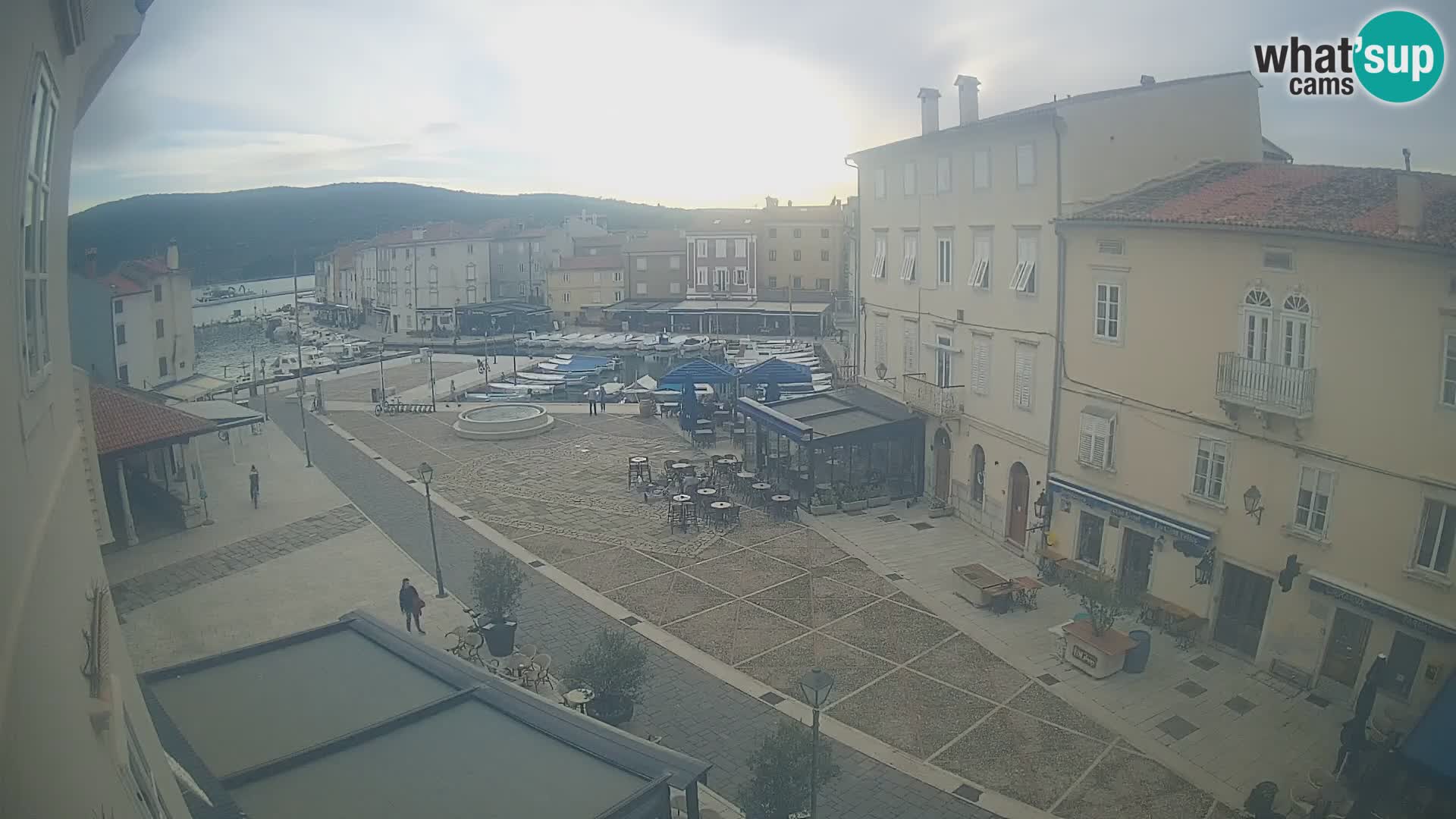 LIVE cam Cres city – place principale et “mandrač” – île de Cres – Croatie