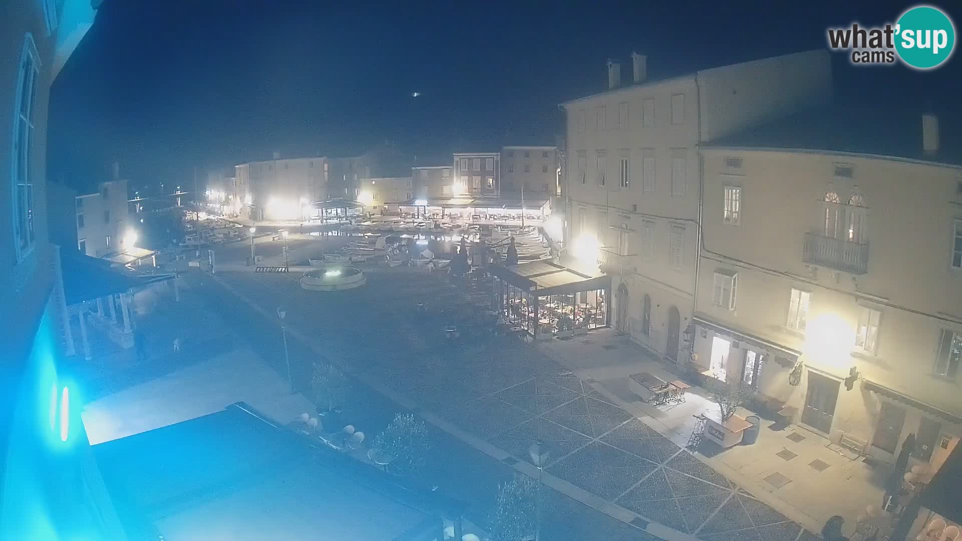 V ŽIVO spletna kamera Cres mesto – glavni trg in “mandrač” – otok Cres – Hrvaška