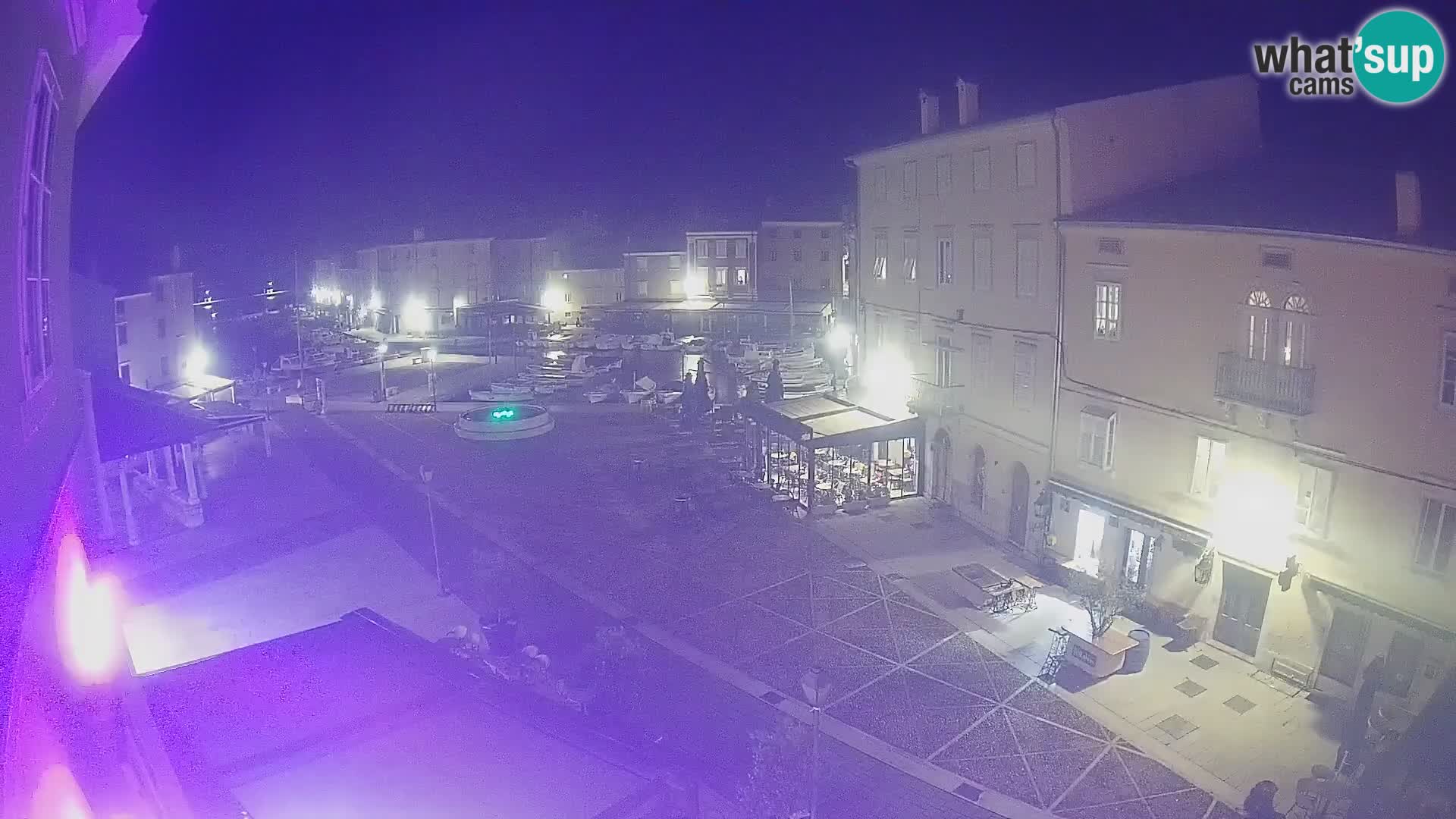 V ŽIVO spletna kamera Cres mesto – glavni trg in “mandrač” – otok Cres – Hrvaška