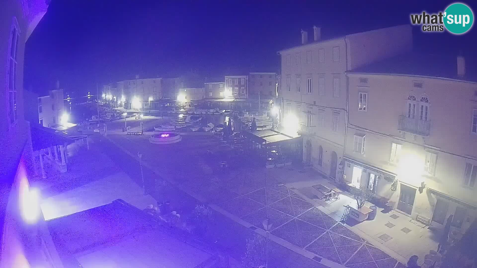 V ŽIVO spletna kamera Cres mesto – glavni trg in “mandrač” – otok Cres – Hrvaška