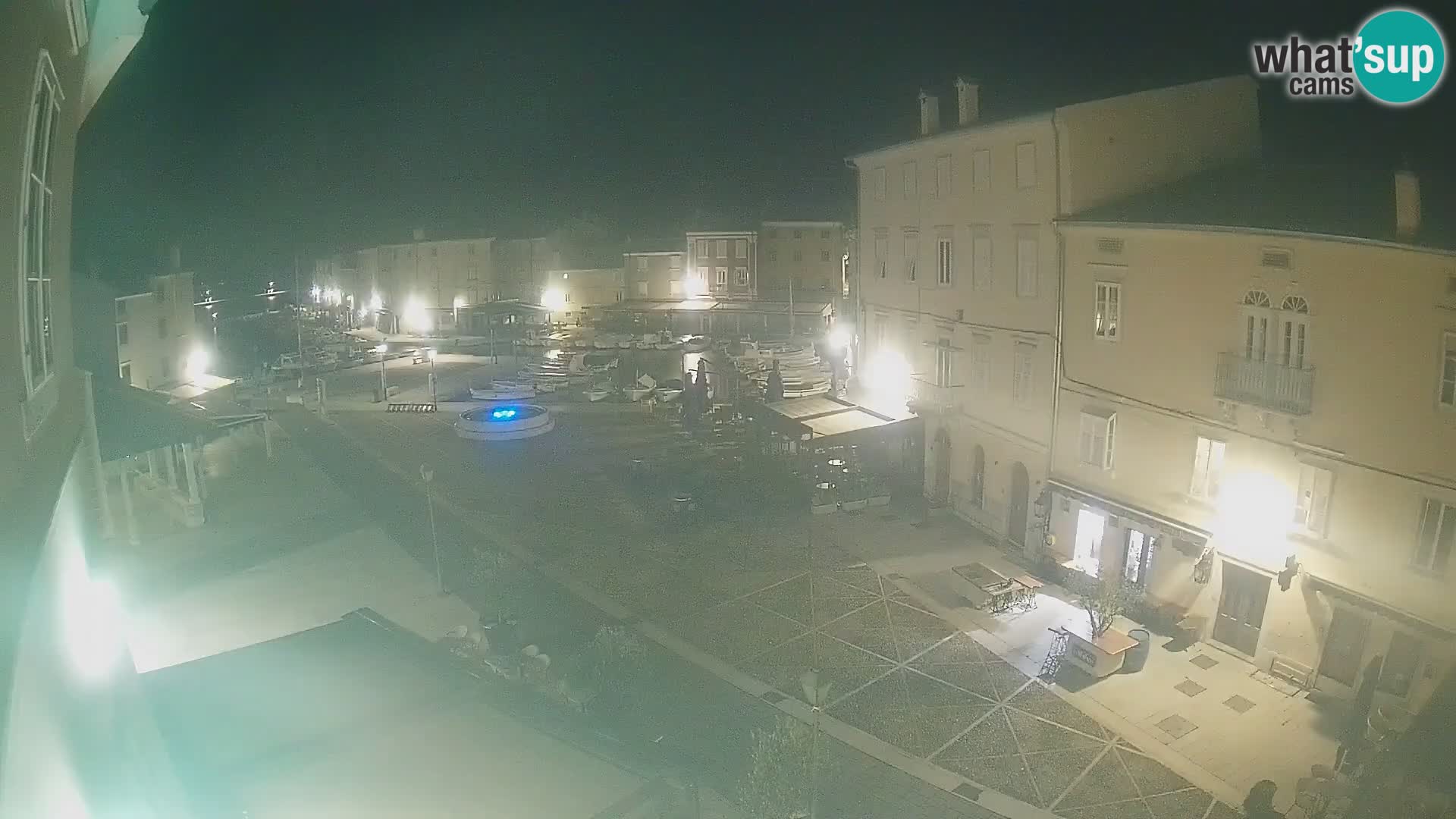 Cámara en vivo ciudad de Cres – plaza principal y “mandrač” – isla de Cres – Croacia