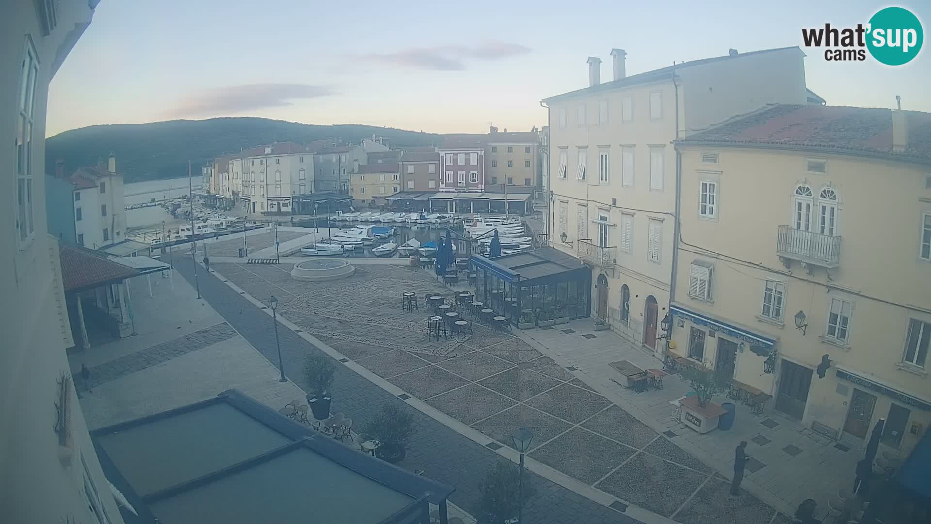 V ŽIVO spletna kamera Cres mesto – glavni trg in “mandrač” – otok Cres – Hrvaška