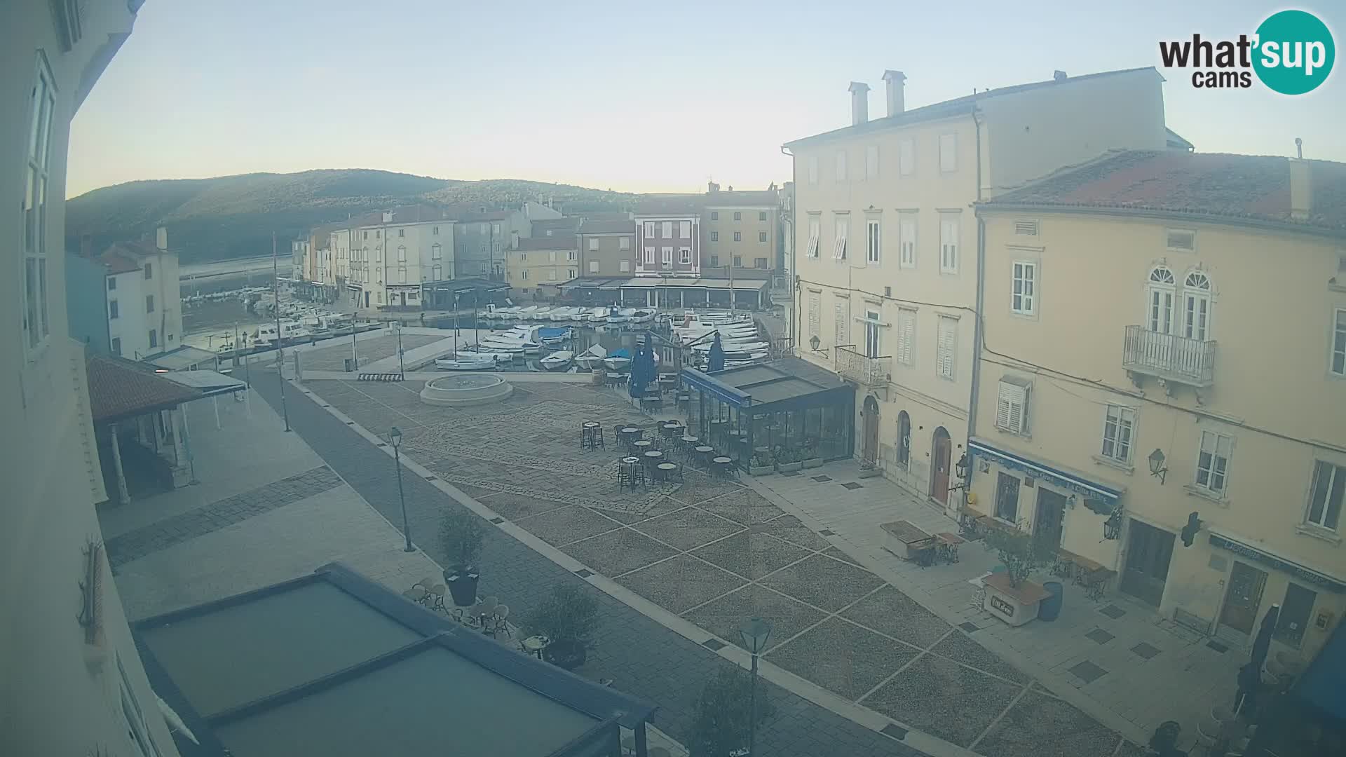 Cámara en vivo ciudad de Cres – plaza principal y “mandrač” – isla de Cres – Croacia
