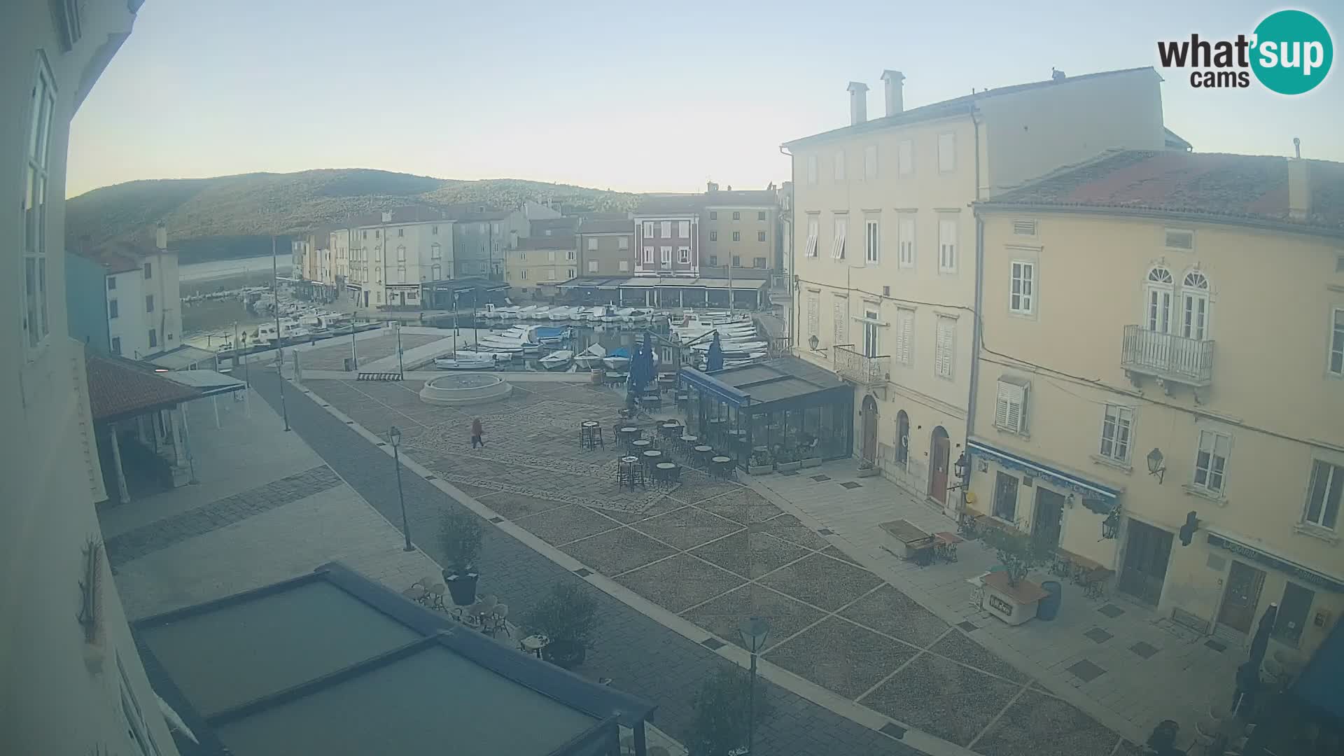 LIVE cam Cres city – place principale et “mandrač” – île de Cres – Croatie