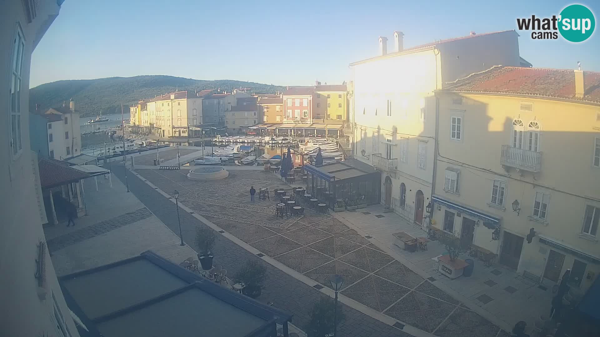 Cámara en vivo ciudad de Cres – plaza principal y “mandrač” – isla de Cres – Croacia