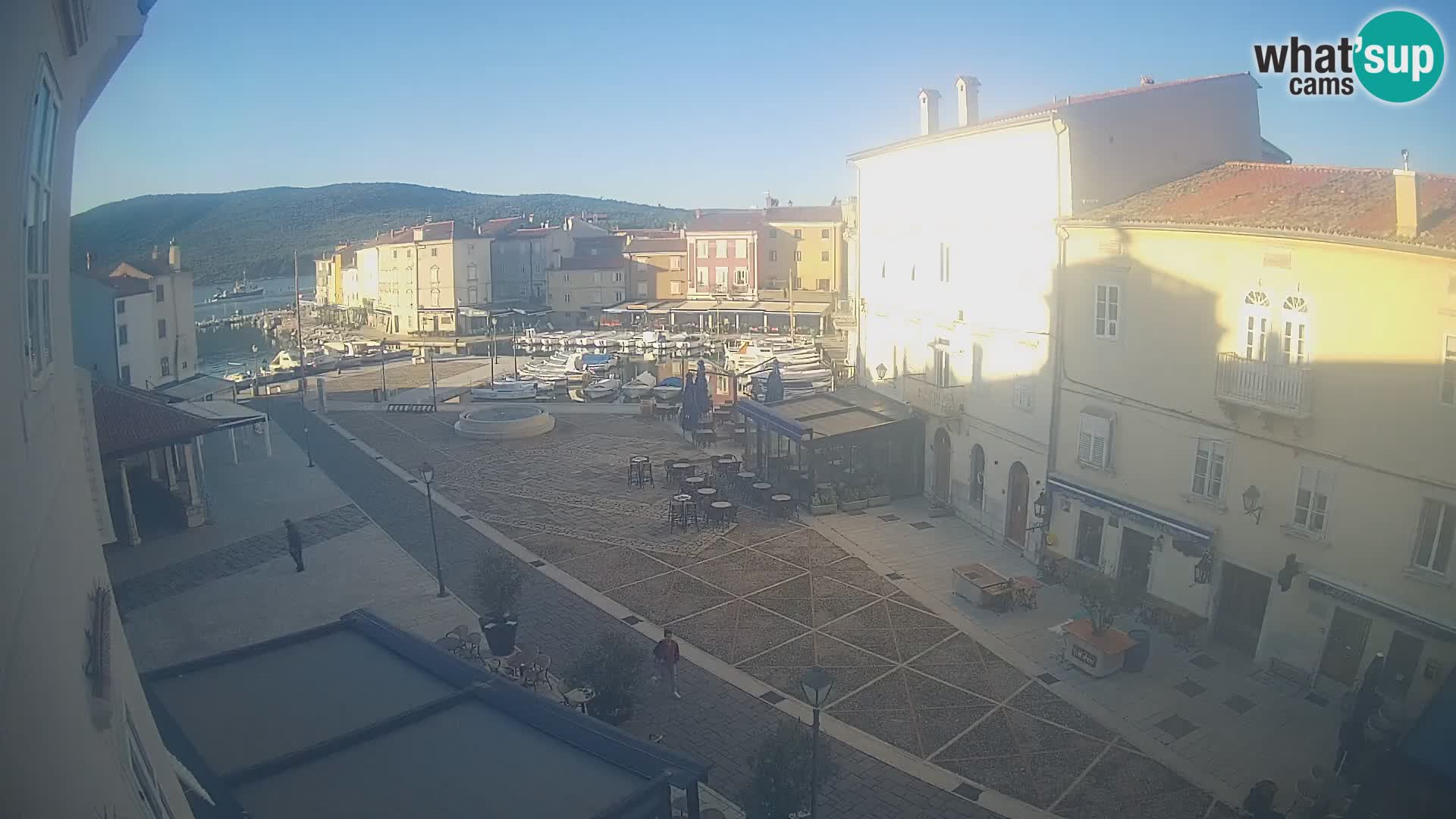 LIVE cam Cres city – place principale et “mandrač” – île de Cres – Croatie