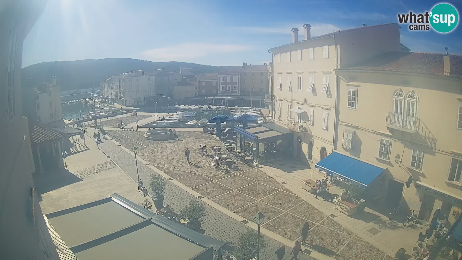 Cámara en vivo ciudad de Cres – plaza principal y “mandrač” – isla de Cres – Croacia