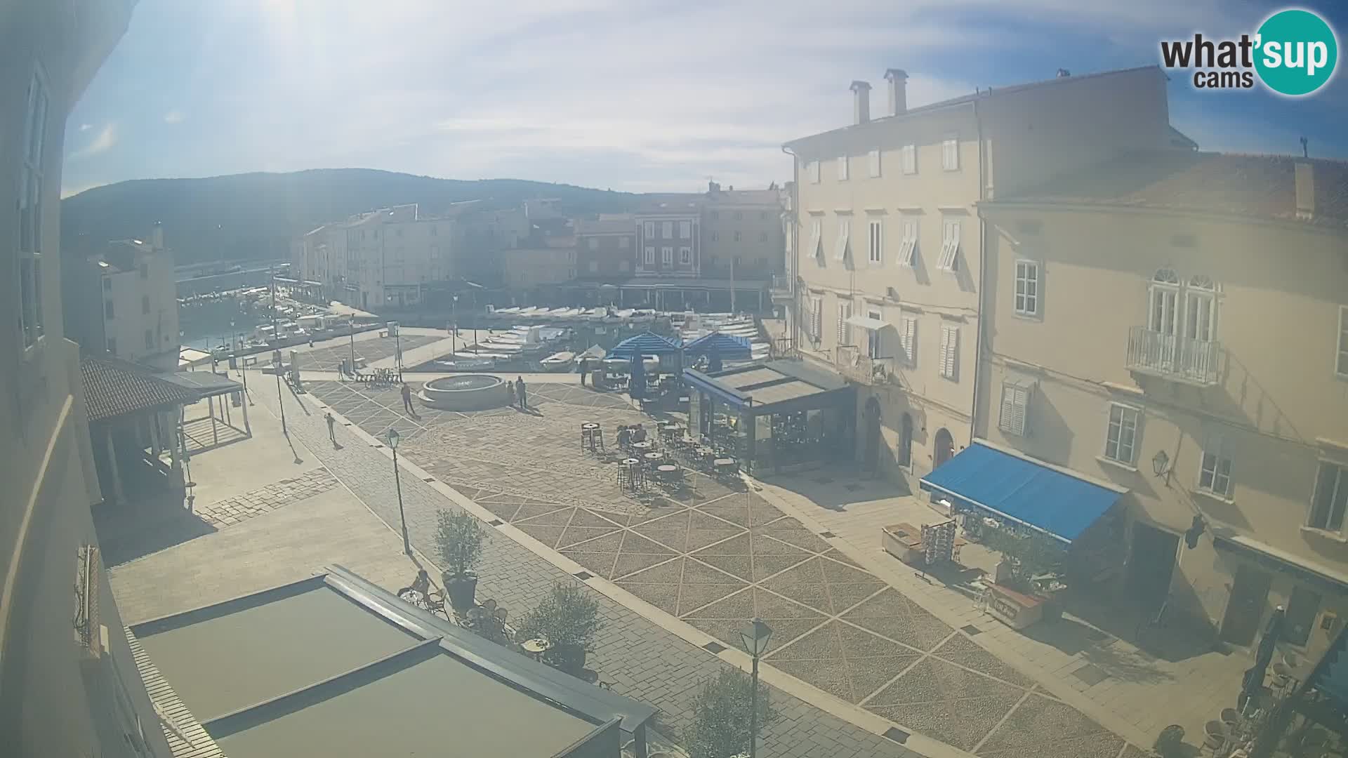 Web kamera Grad Cres – glavni trg i “mandrač” – otok Cres