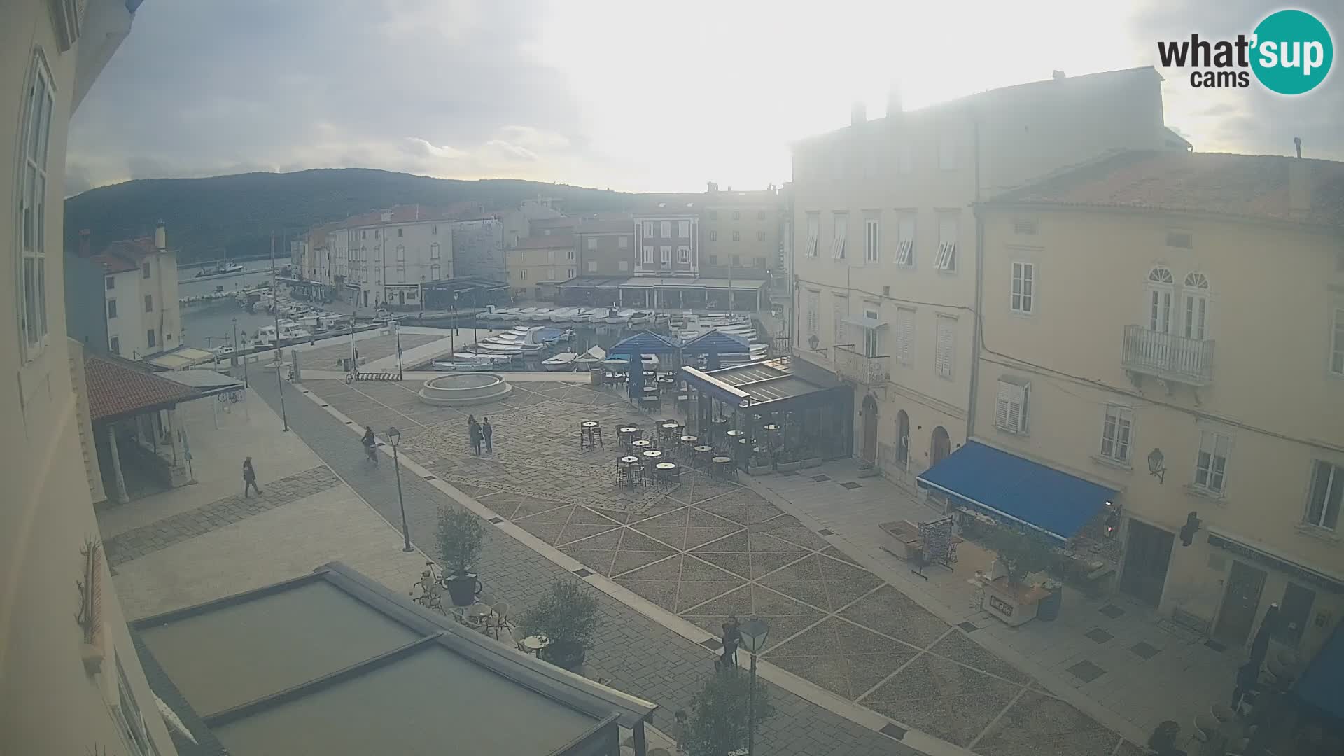 Web kamera Grad Cres – glavni trg i “mandrač” – otok Cres