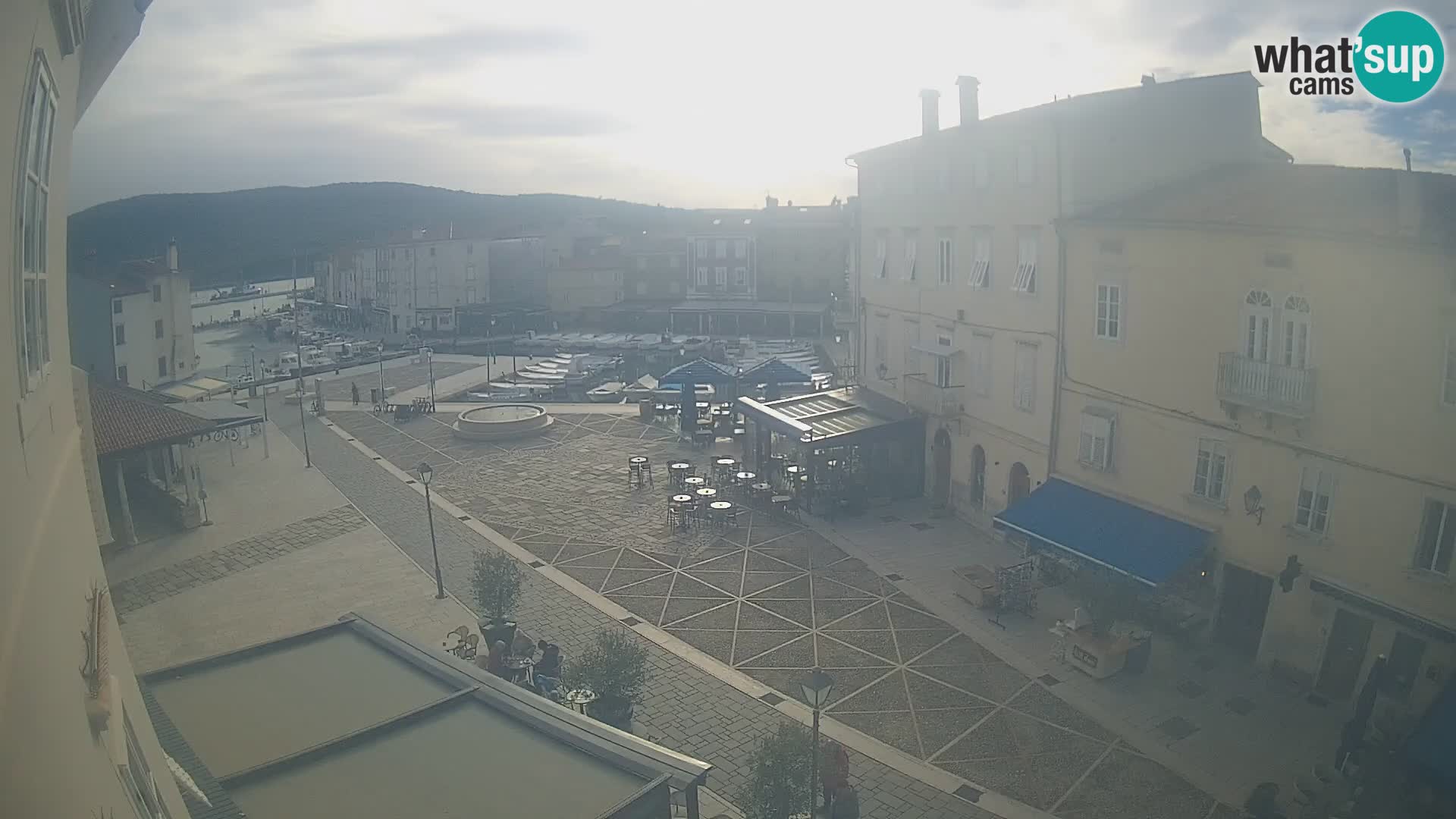 Web kamera Grad Cres – glavni trg i “mandrač” – otok Cres