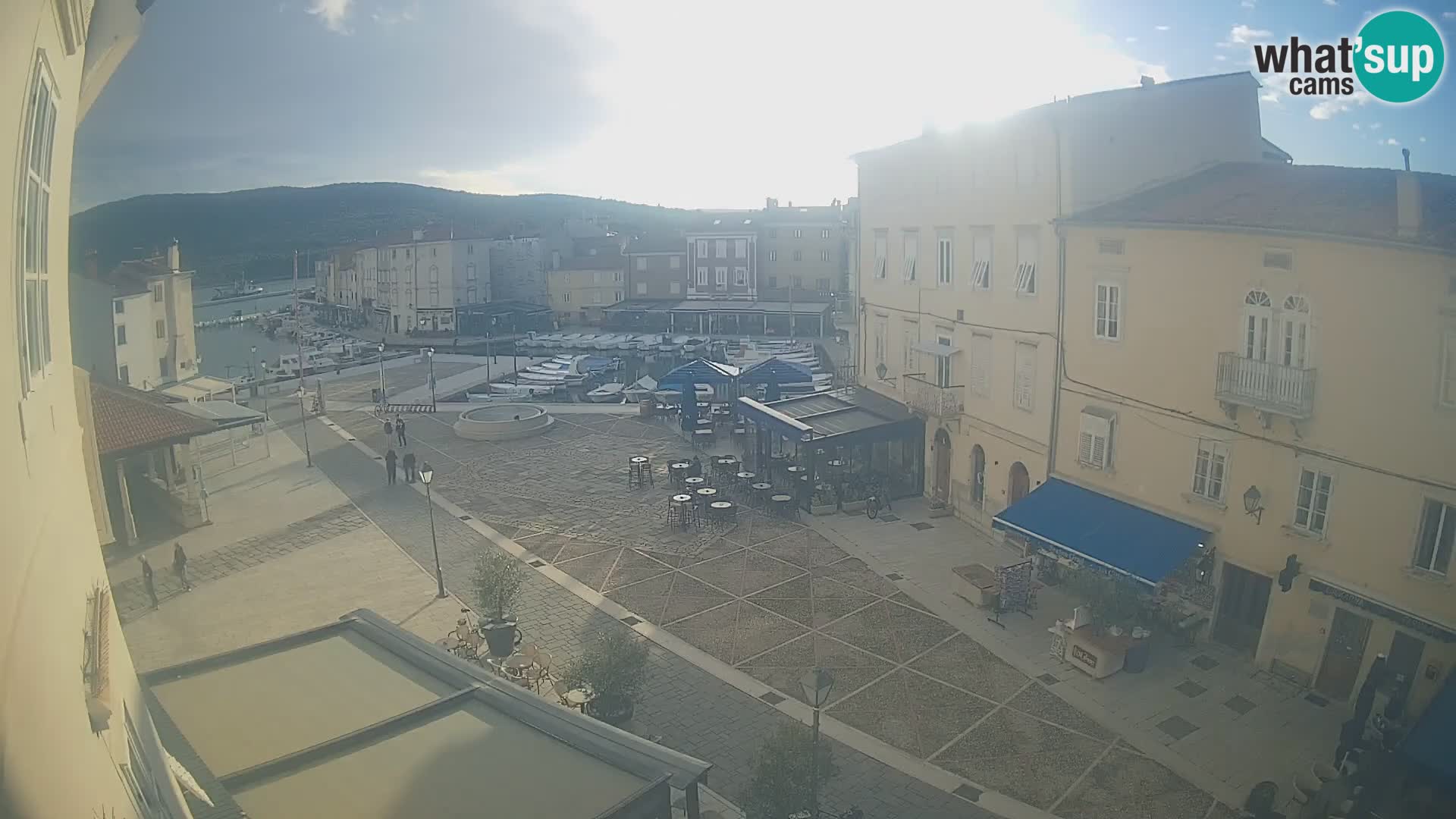 Cámara en vivo ciudad de Cres – plaza principal y “mandrač” – isla de Cres – Croacia