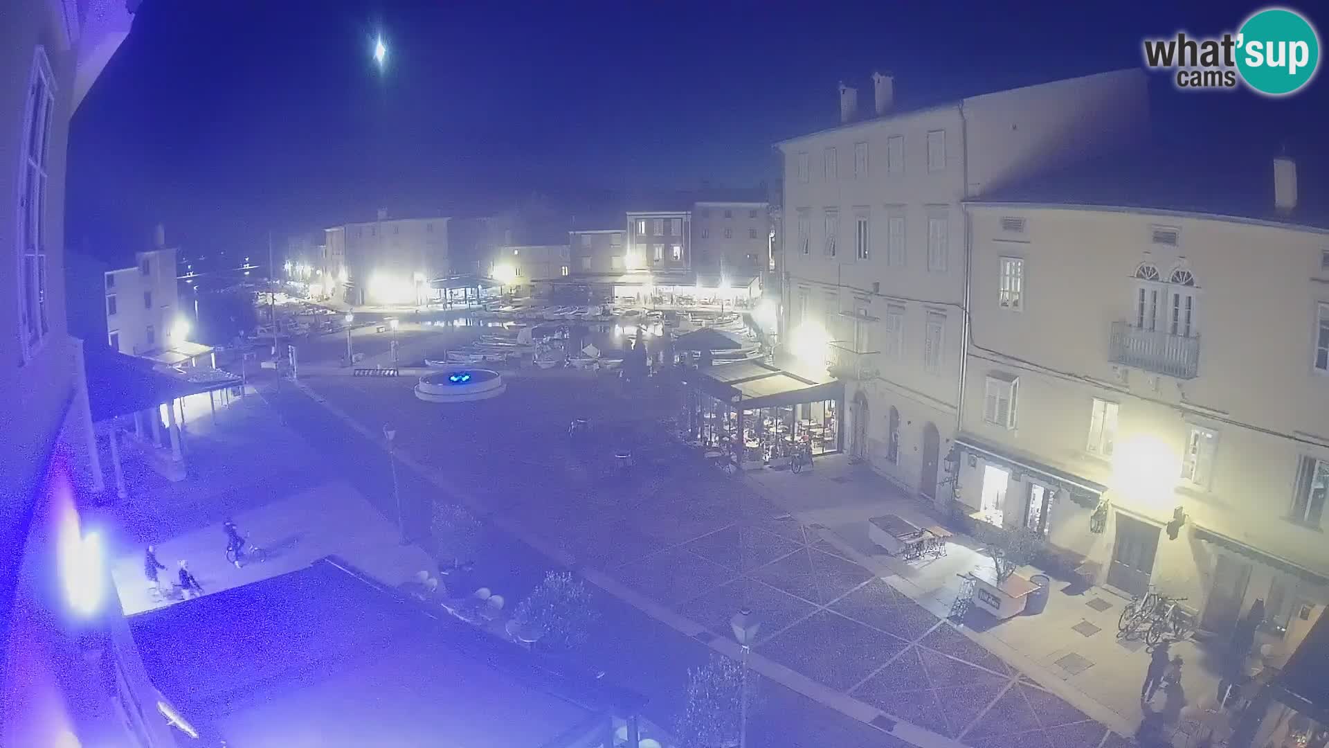 Web kamera Grad Cres – glavni trg i “mandrač” – otok Cres