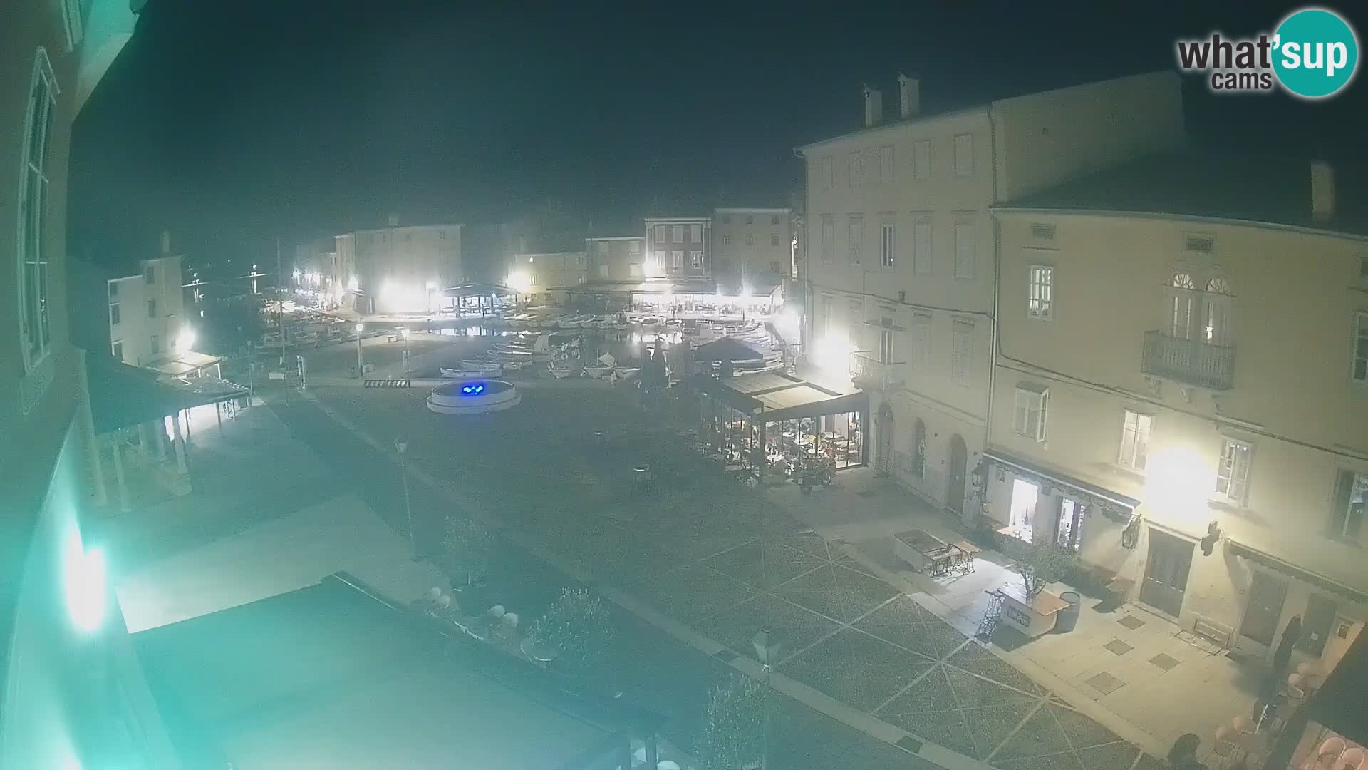 Web kamera Grad Cres – glavni trg i “mandrač” – otok Cres