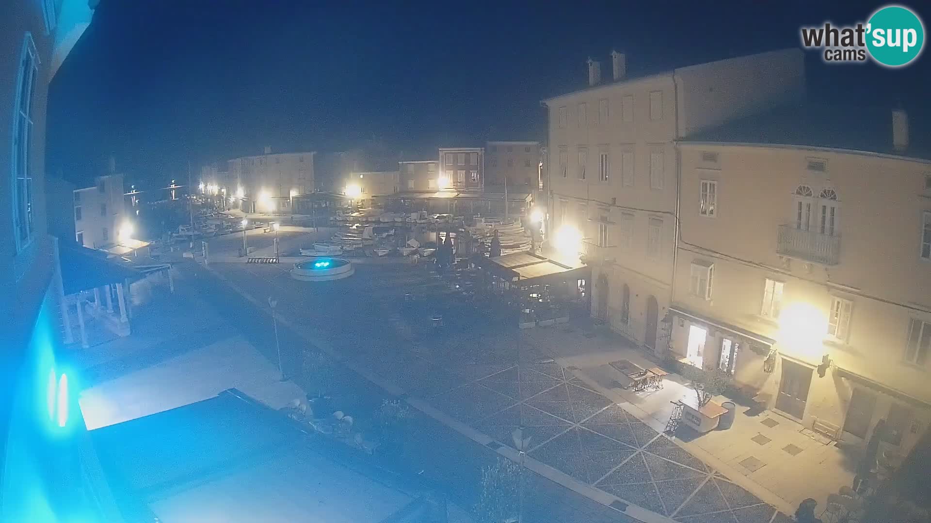 V ŽIVO spletna kamera Cres mesto – glavni trg in “mandrač” – otok Cres – Hrvaška