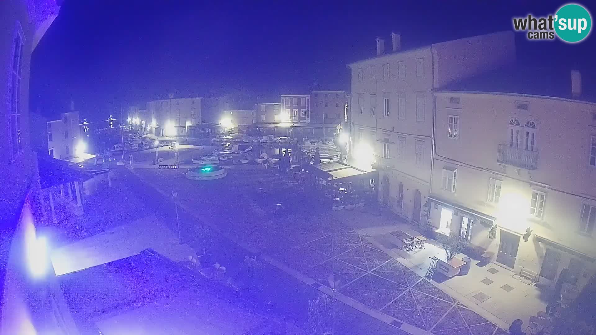 Web kamera Grad Cres – glavni trg i “mandrač” – otok Cres
