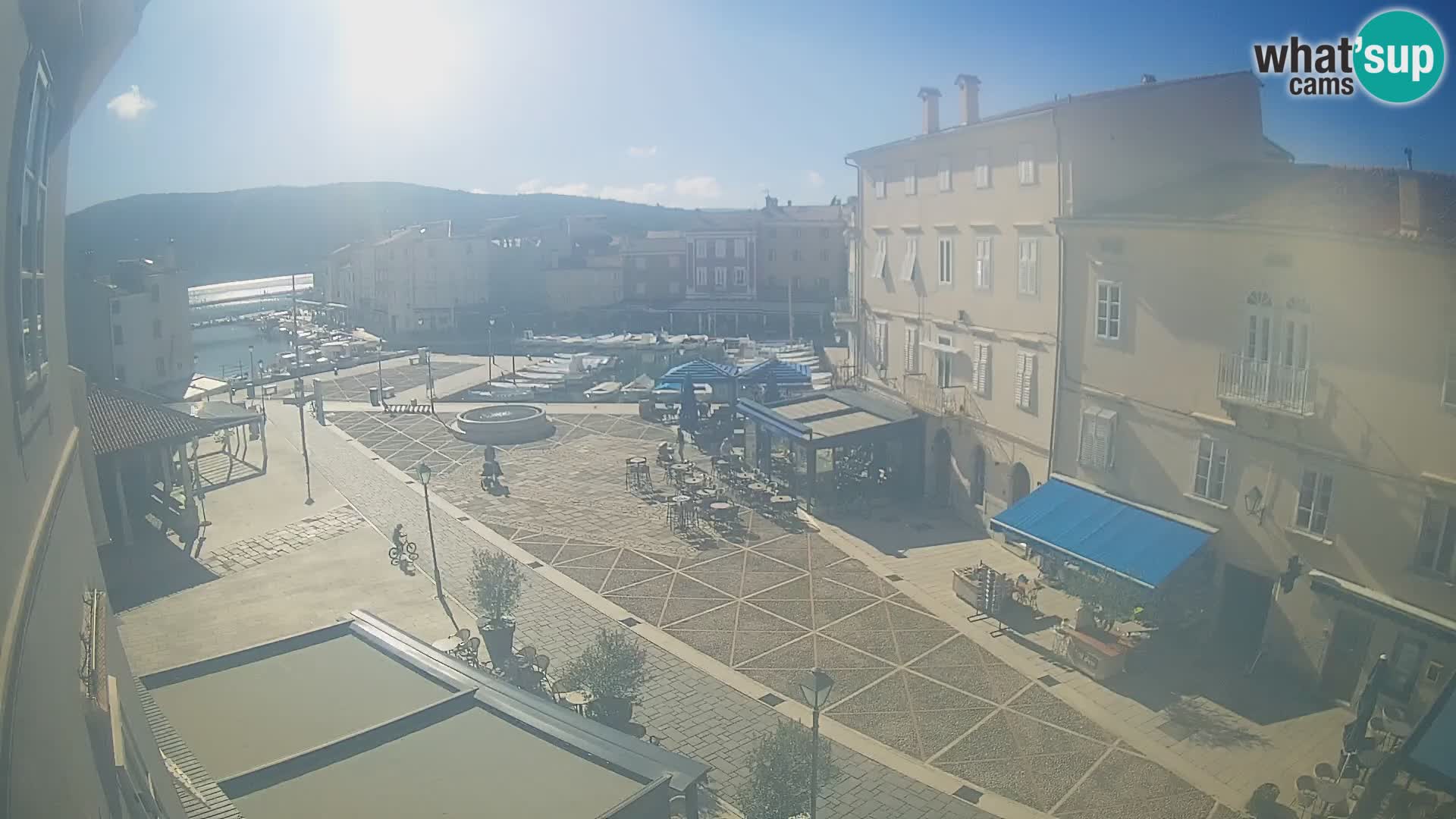 V ŽIVO spletna kamera Cres mesto – glavni trg in “mandrač” – otok Cres – Hrvaška