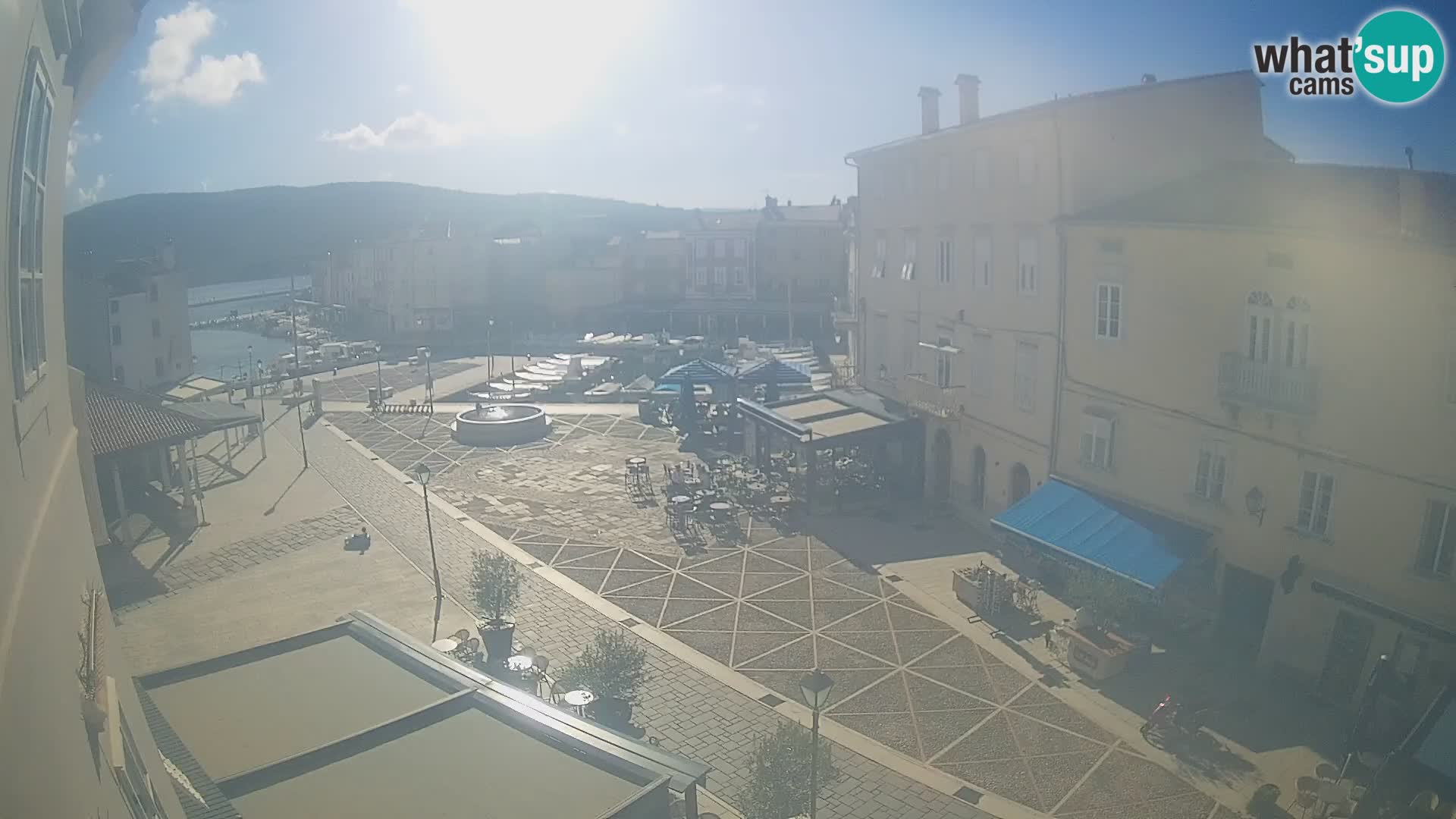 Kamera v ŽIVO Cres mesto – glavni trg in “mandrač” – otok Cres – Hrvaška