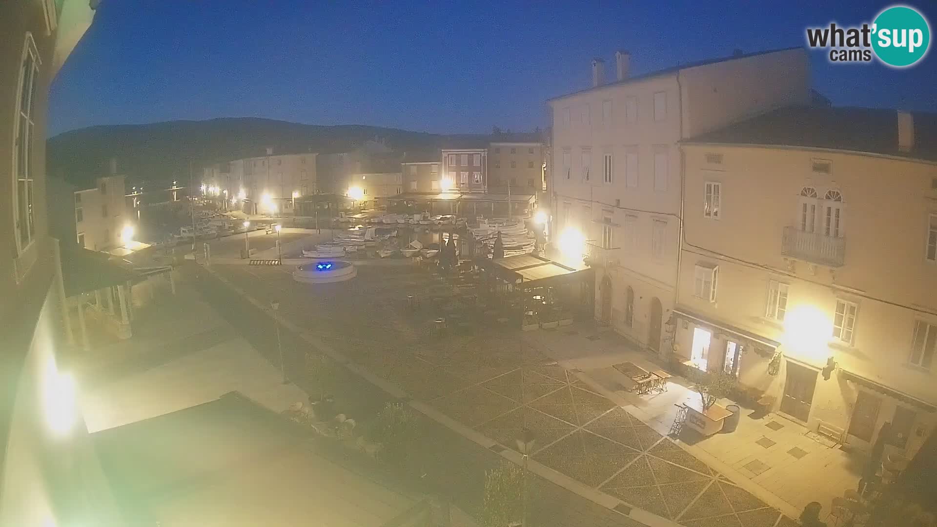 LIVE cam Cres city – place principale et “mandrač” – île de Cres – Croatie