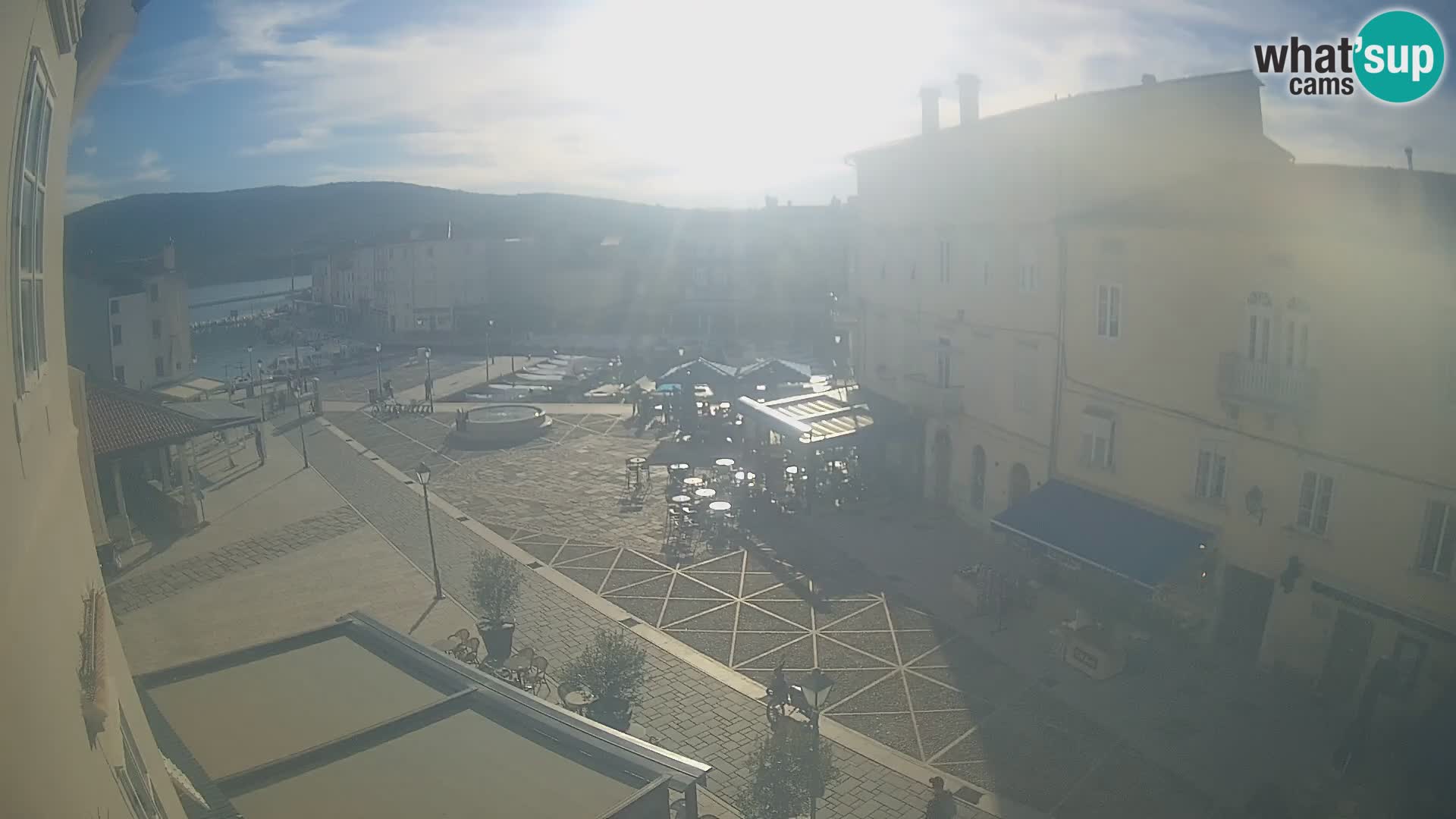 Kamera v ŽIVO Cres mesto – glavni trg in “mandrač” – otok Cres – Hrvaška