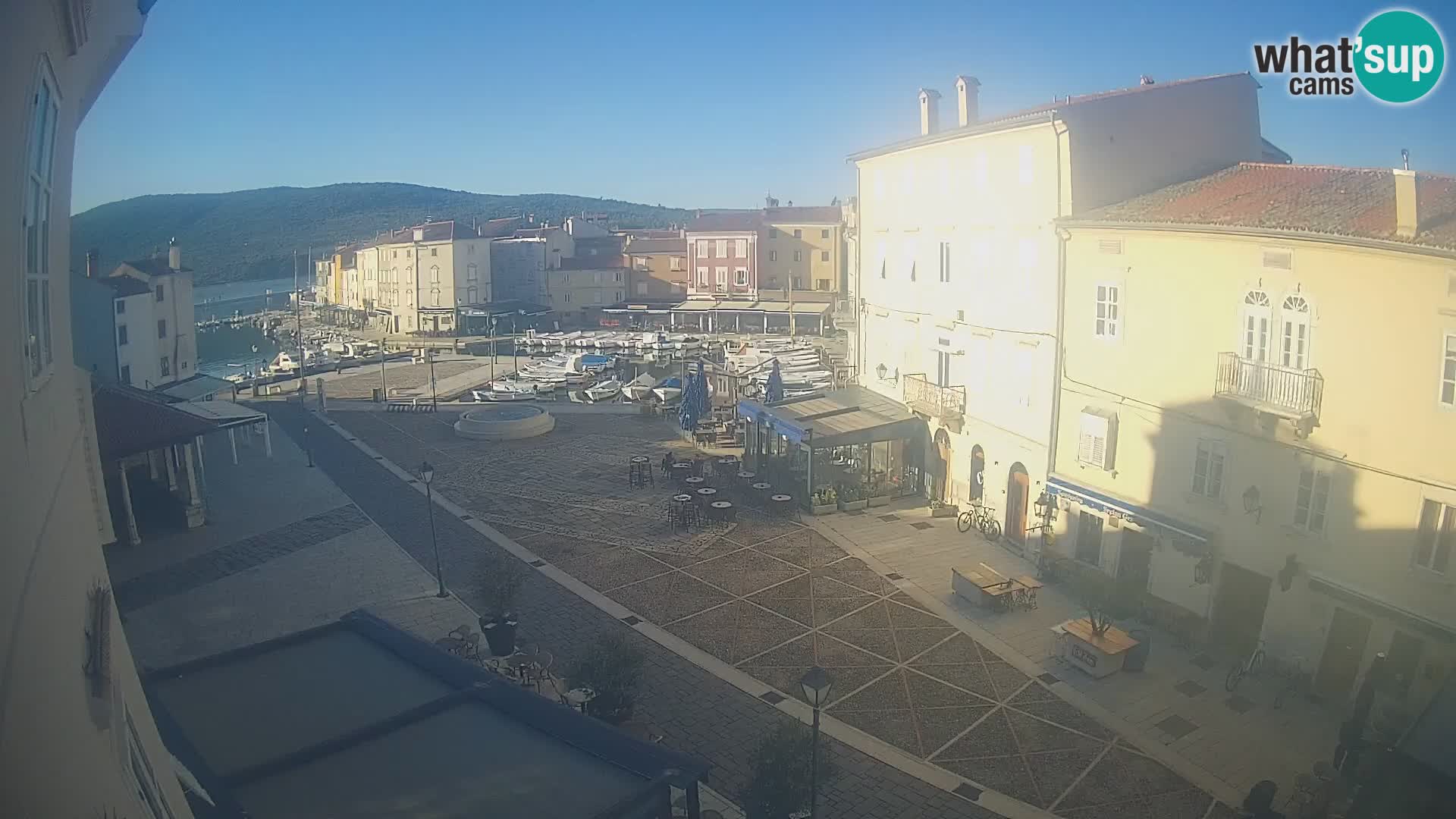 Cámara en vivo ciudad de Cres – plaza principal y “mandrač” – isla de Cres – Croacia