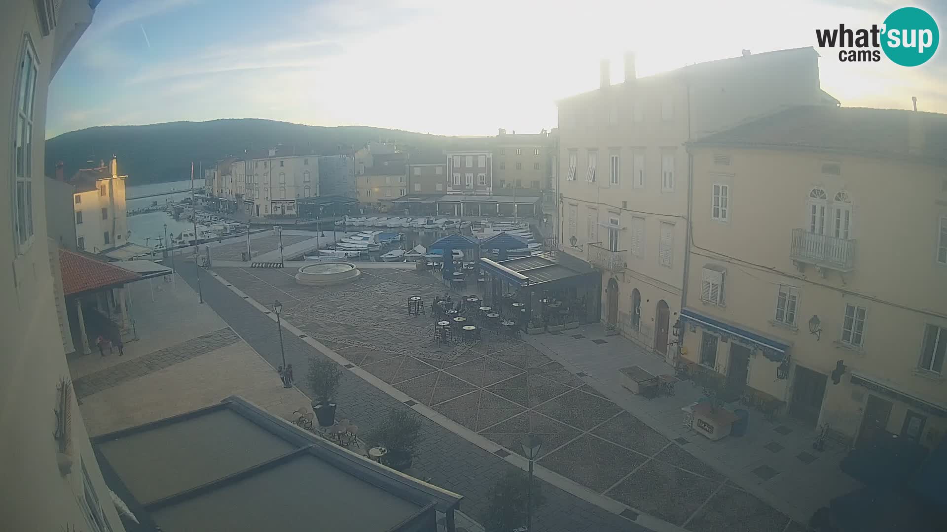 Web kamera Grad Cres – glavni trg i “mandrač” – otok Cres