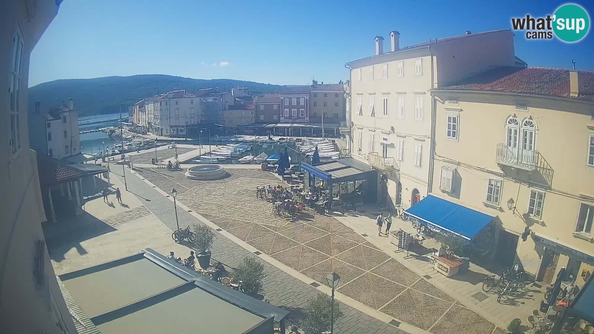 V ŽIVO spletna kamera Cres mesto – glavni trg in “mandrač” – otok Cres – Hrvaška