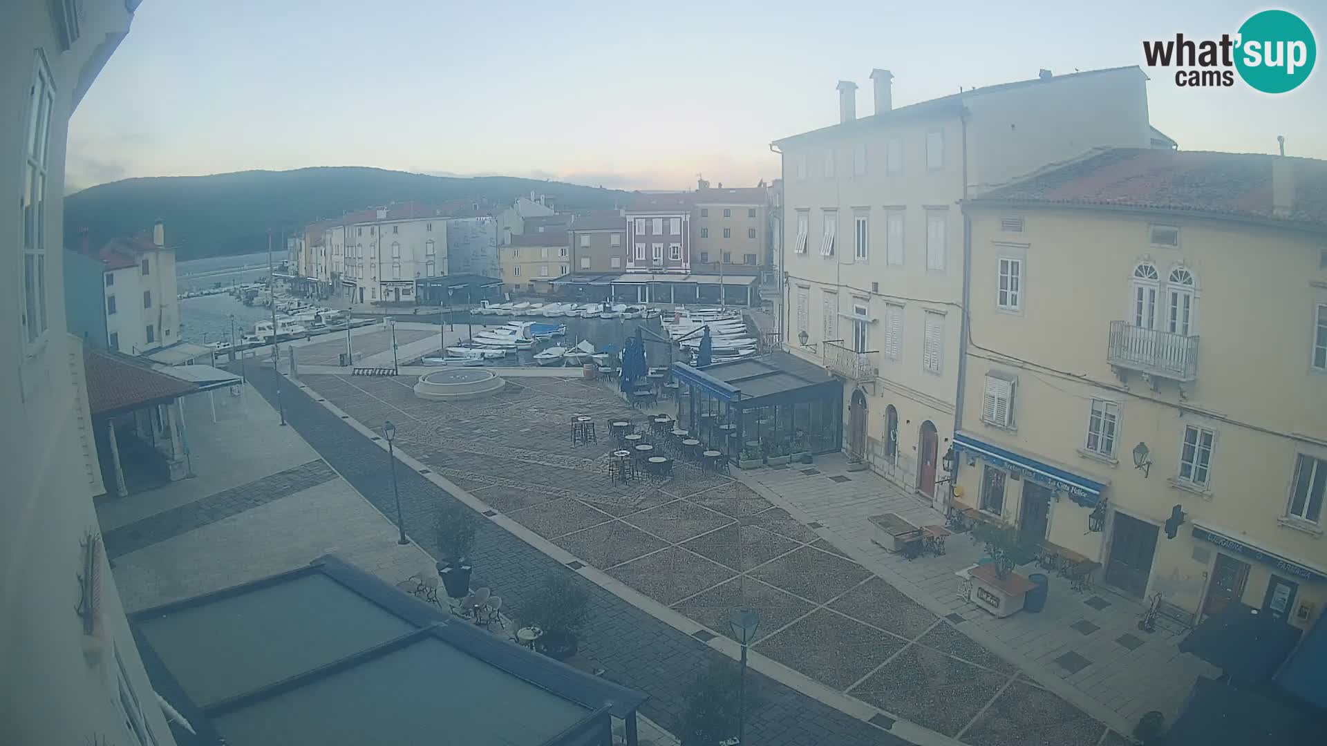 V ŽIVO spletna kamera Cres mesto – glavni trg in “mandrač” – otok Cres – Hrvaška