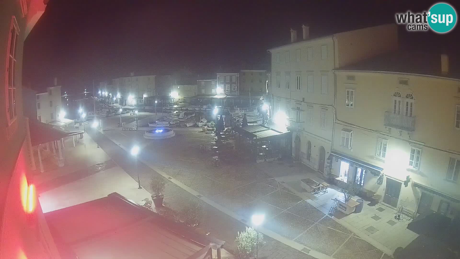 Web kamera Grad Cres – glavni trg i “mandrač” – otok Cres