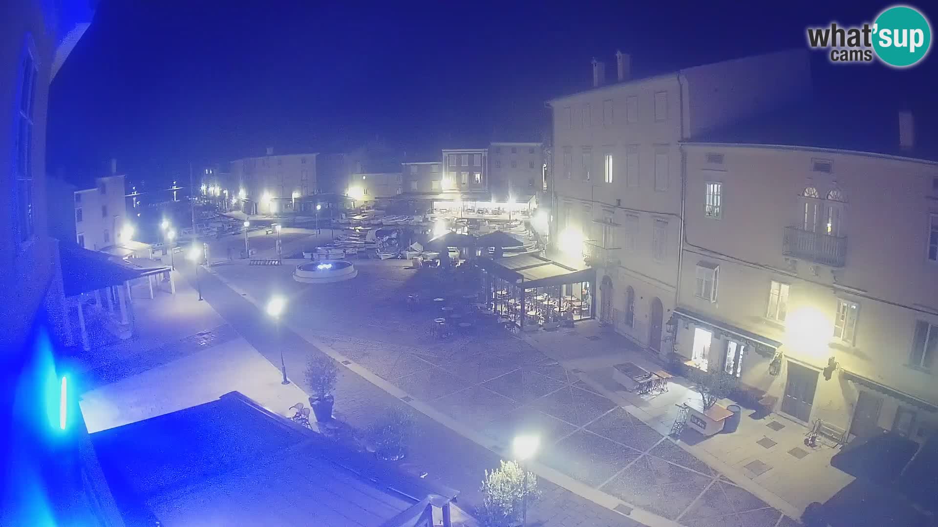 V ŽIVO spletna kamera Cres mesto – glavni trg in “mandrač” – otok Cres – Hrvaška