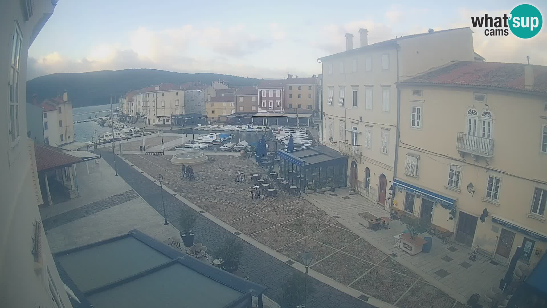 LIVE cam Cres city – place principale et “mandrač” – île de Cres – Croatie