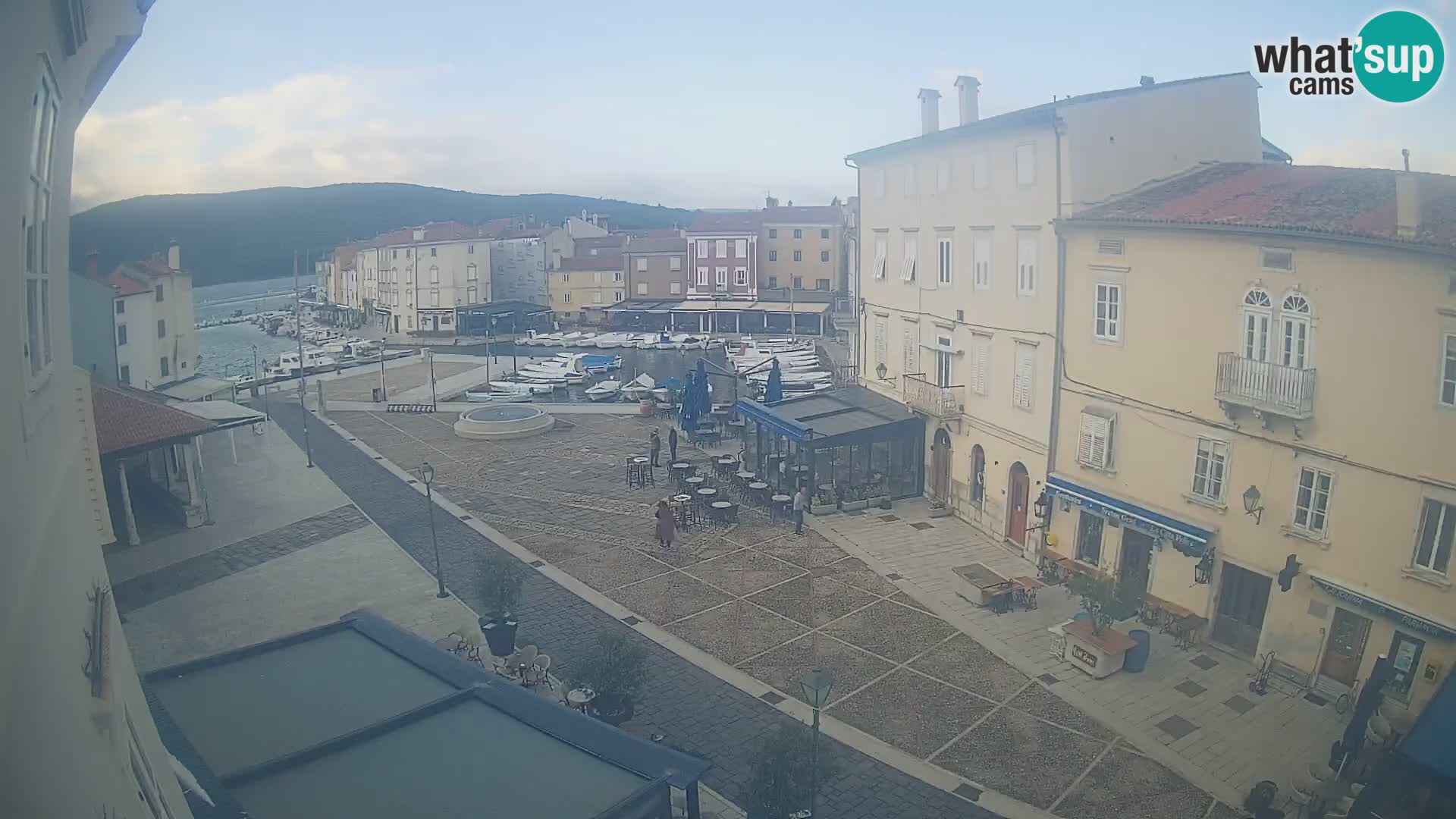 LIVE cam Cres city – place principale et “mandrač” – île de Cres – Croatie