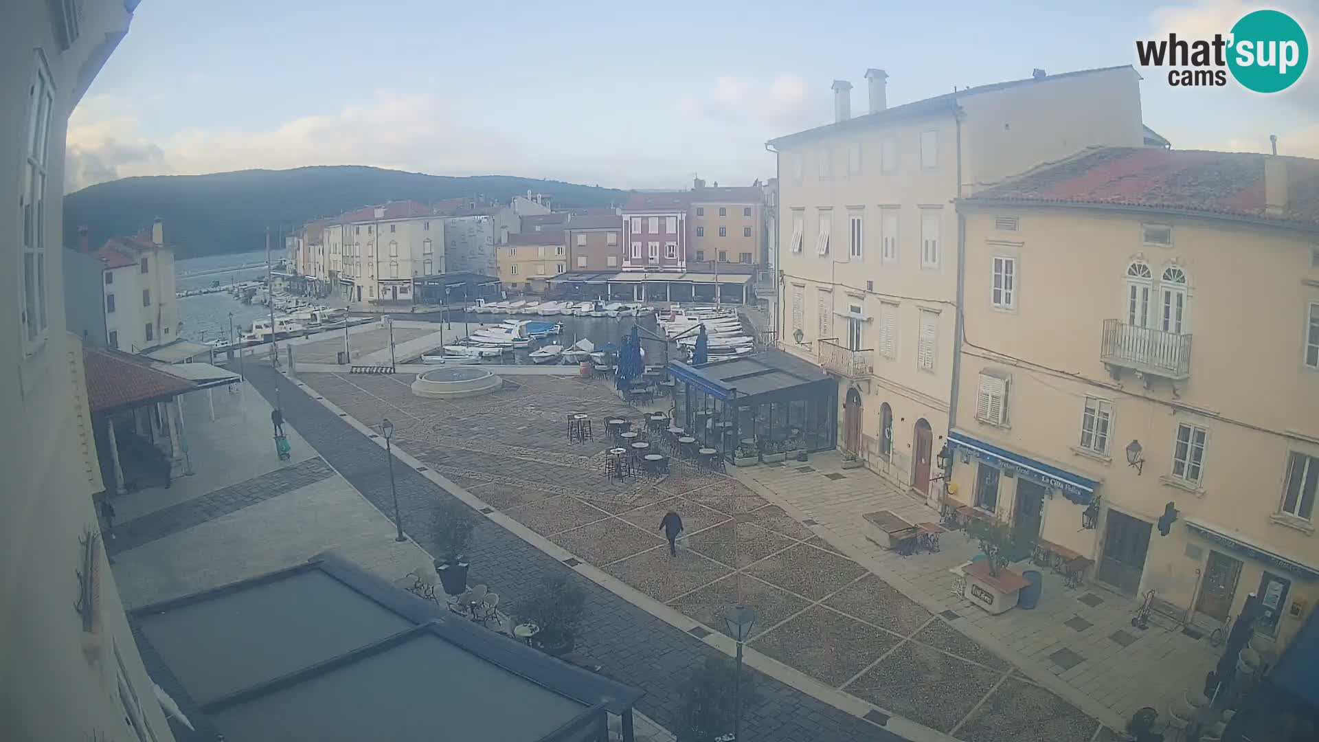 Cámara en vivo ciudad de Cres – plaza principal y “mandrač” – isla de Cres – Croacia