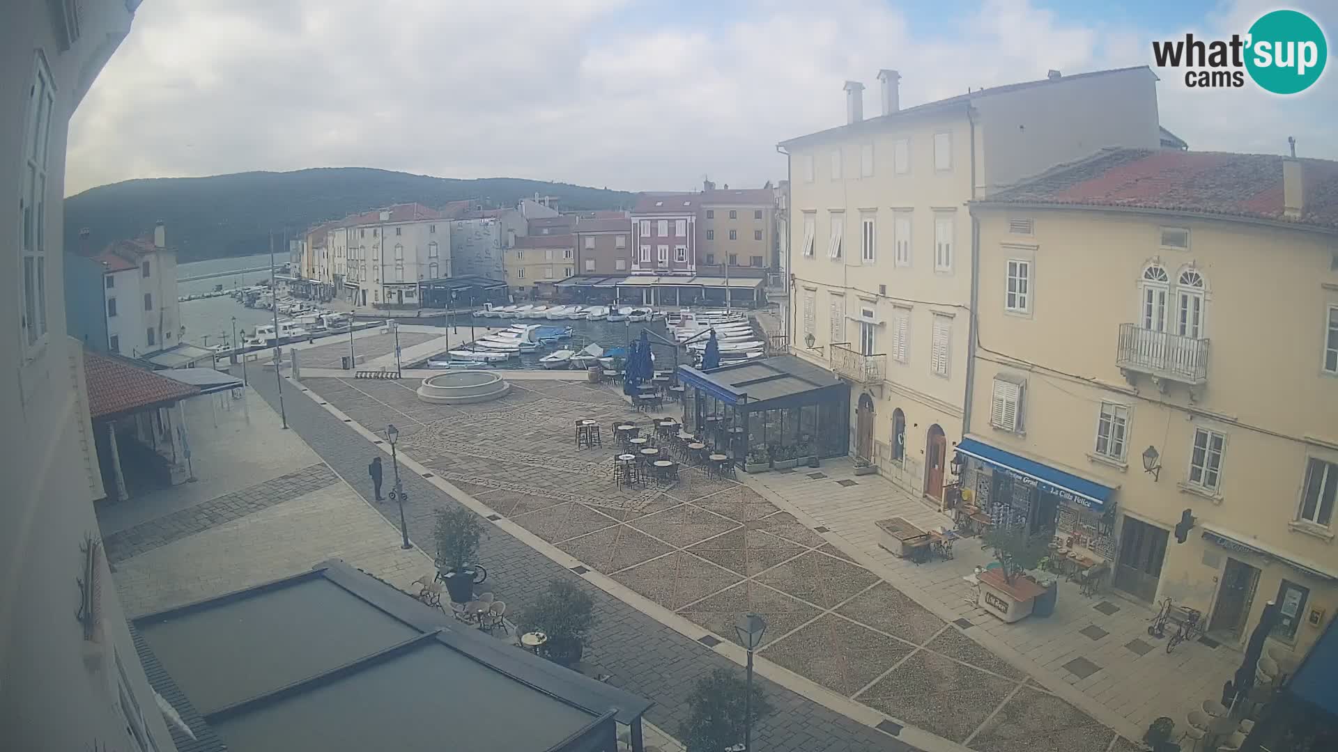 Kamera v ŽIVO Cres mesto – glavni trg in “mandrač” – otok Cres – Hrvaška