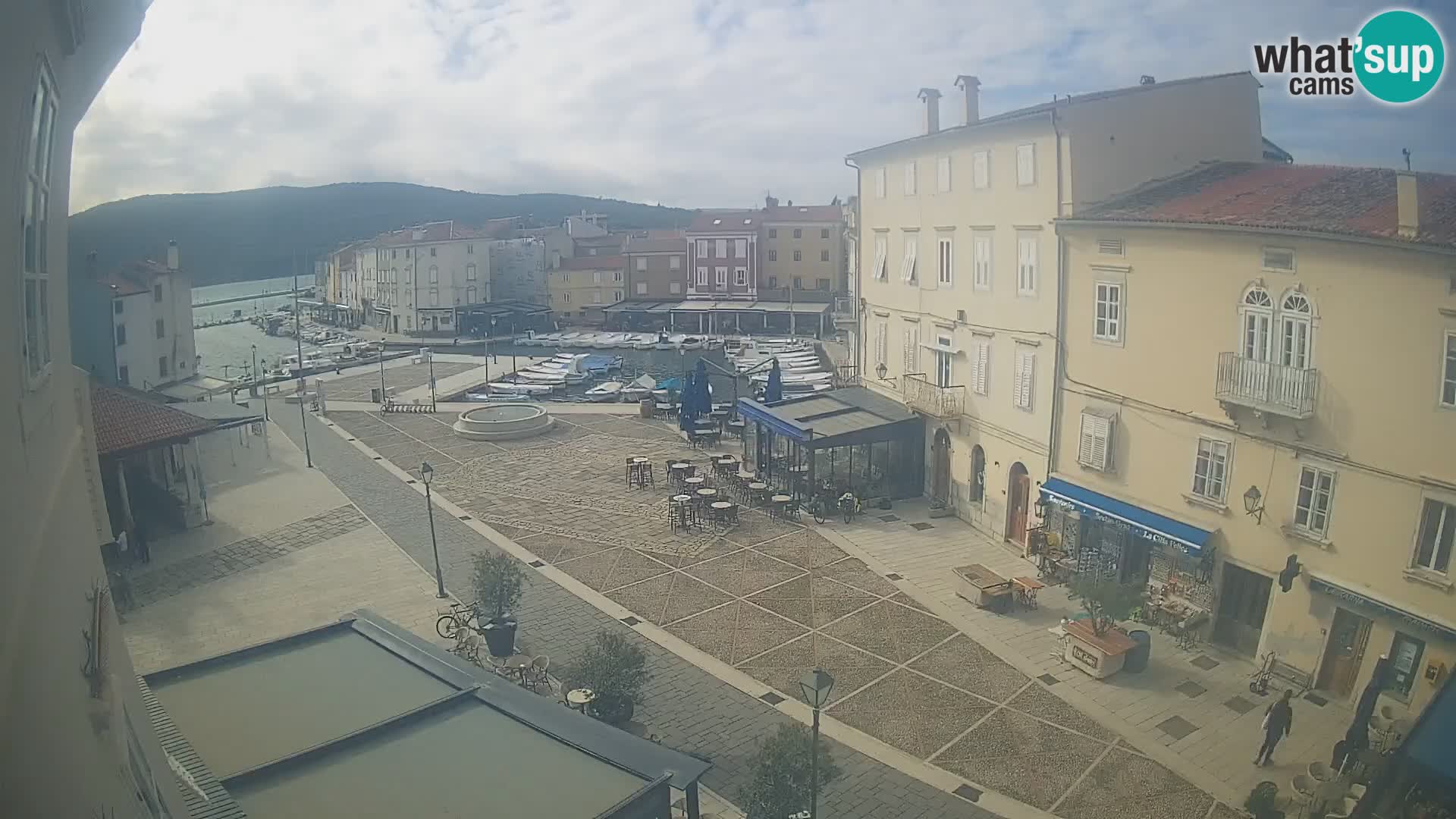 Cámara en vivo ciudad de Cres – plaza principal y “mandrač” – isla de Cres – Croacia