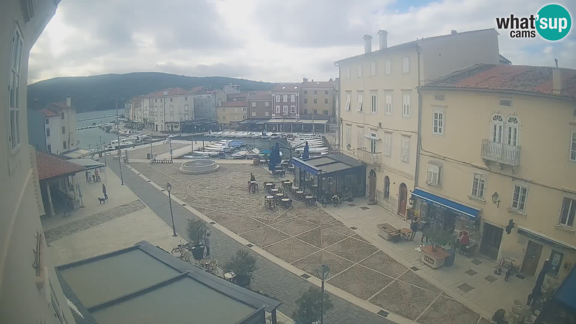LIVE cam Cres city – place principale et “mandrač” – île de Cres – Croatie