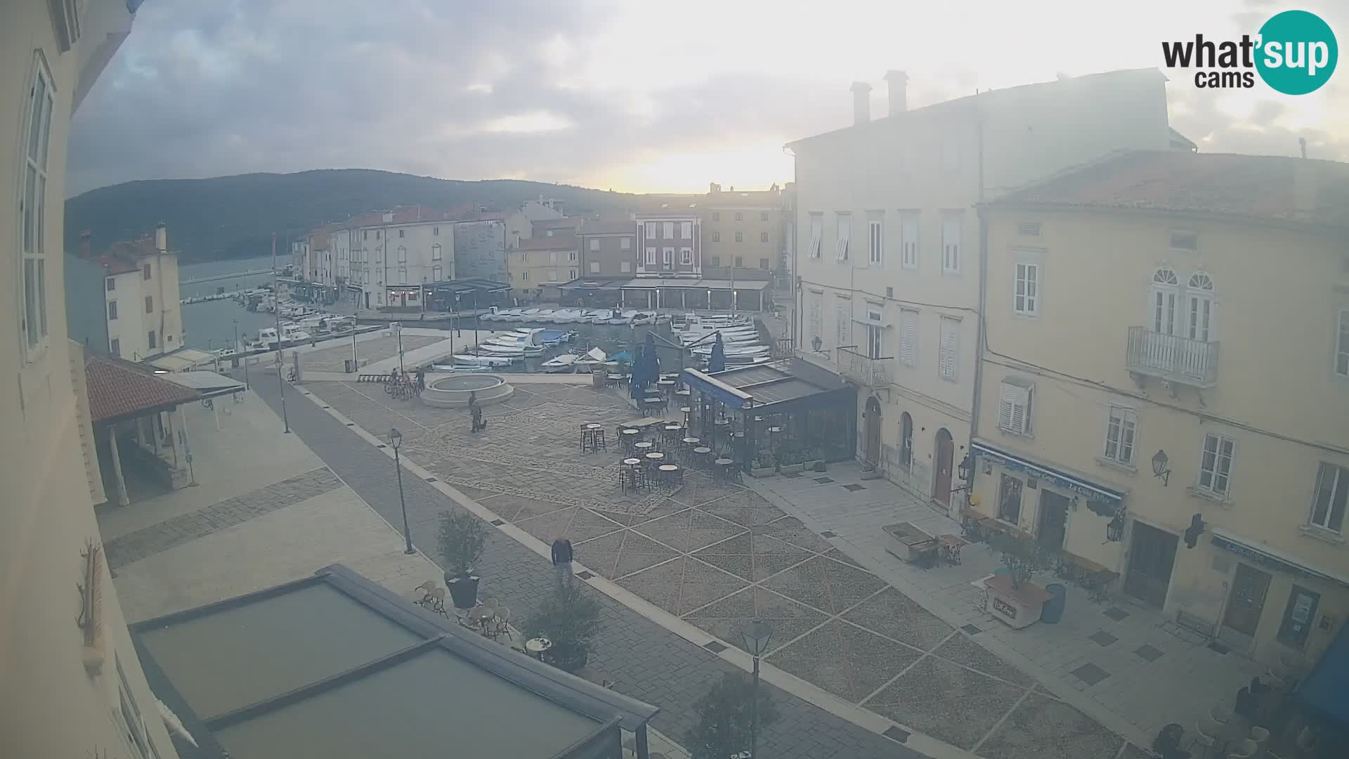 V ŽIVO spletna kamera Cres mesto – glavni trg in “mandrač” – otok Cres – Hrvaška