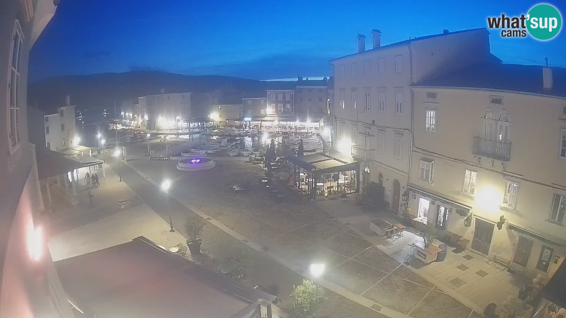 LIVE cam Cres city – place principale et “mandrač” – île de Cres – Croatie