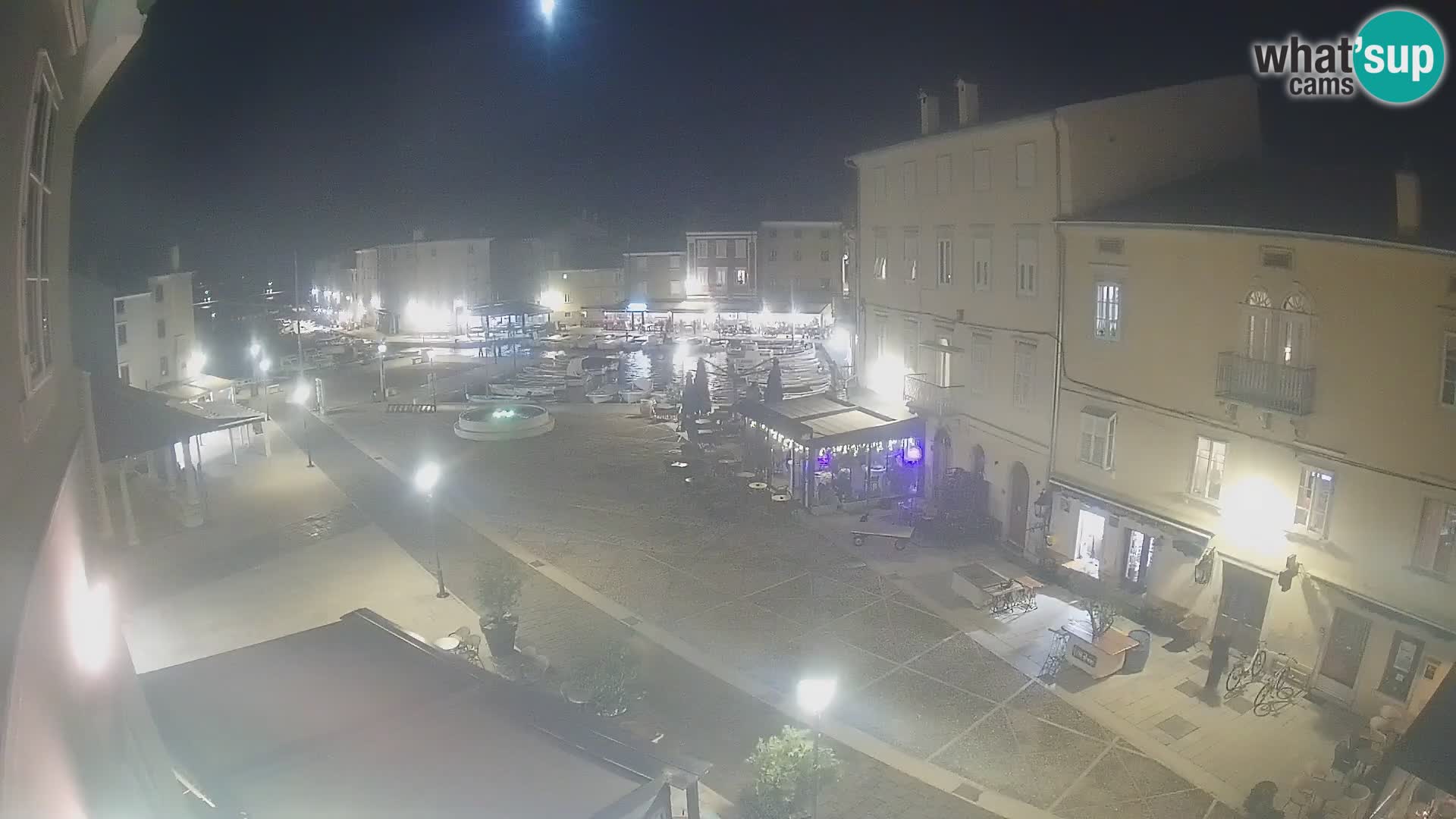 Kamera v ŽIVO Cres mesto – glavni trg in “mandrač” – otok Cres – Hrvaška